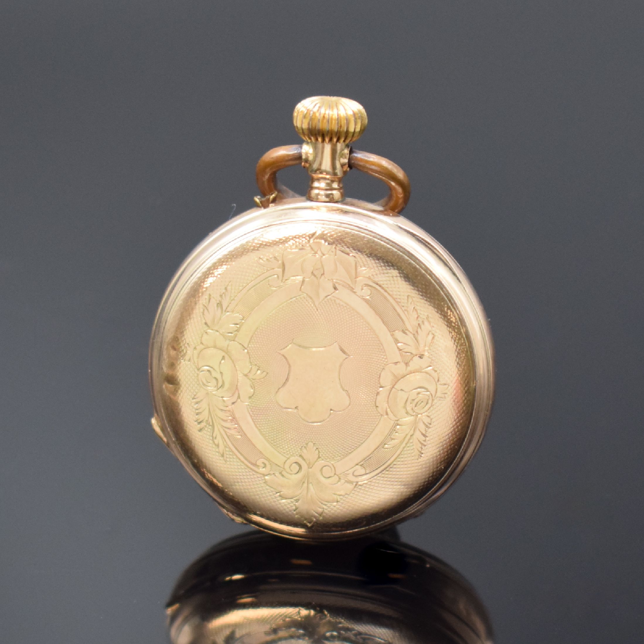 Detail a: Kleine offene Taschenuhr in GG 585/000, Schweiz um 1900, Geh. dell., guill. Rückdeckel m. Monogrammspiegel floral grav., Metallcuvette, ...