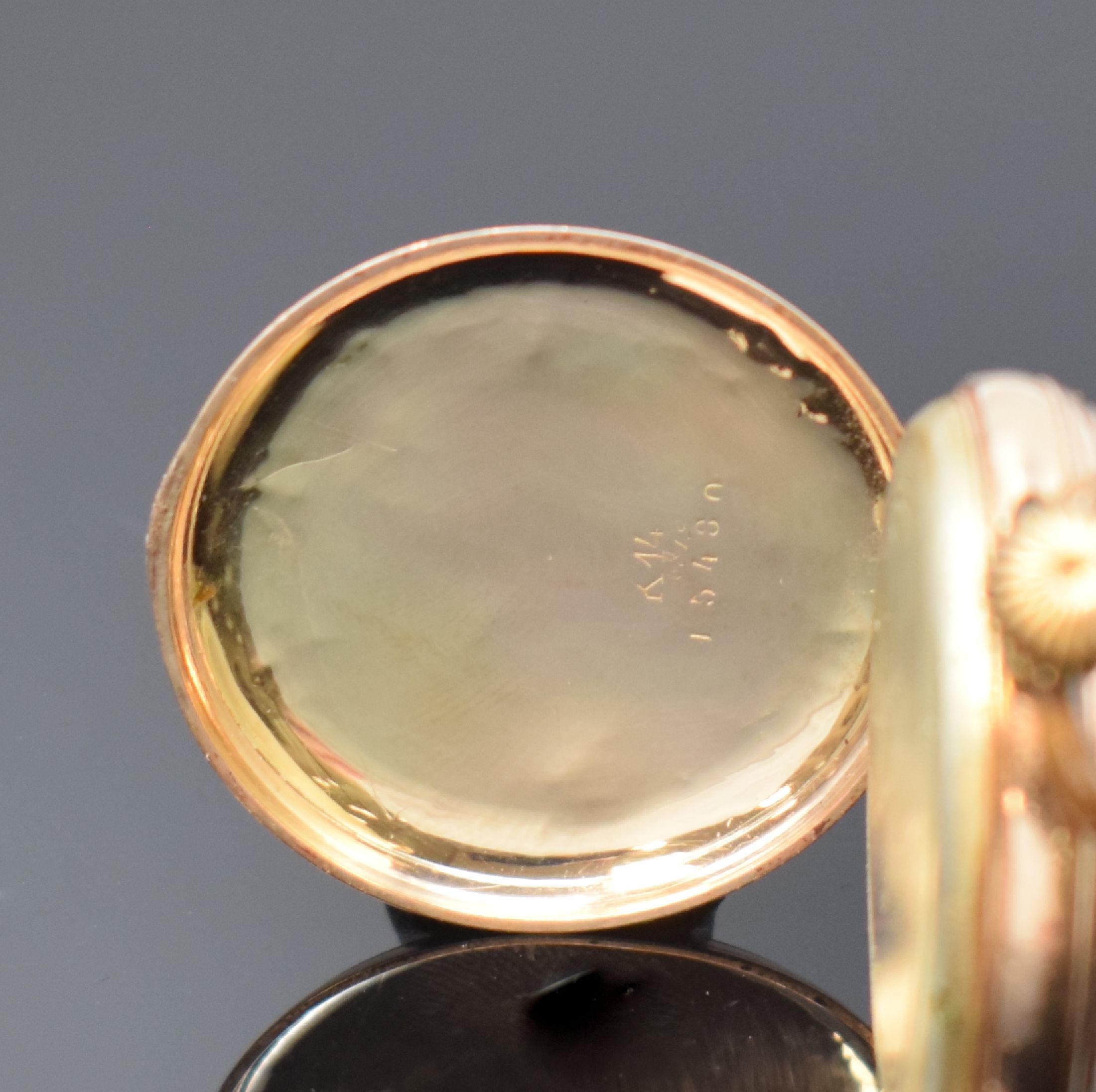 Detail b: Kleine offene Taschenuhr in GG 585/000, Schweiz um 1900, Geh. dell., guill. Rückdeckel m. Monogrammspiegel floral grav., Metallcuvette, ...