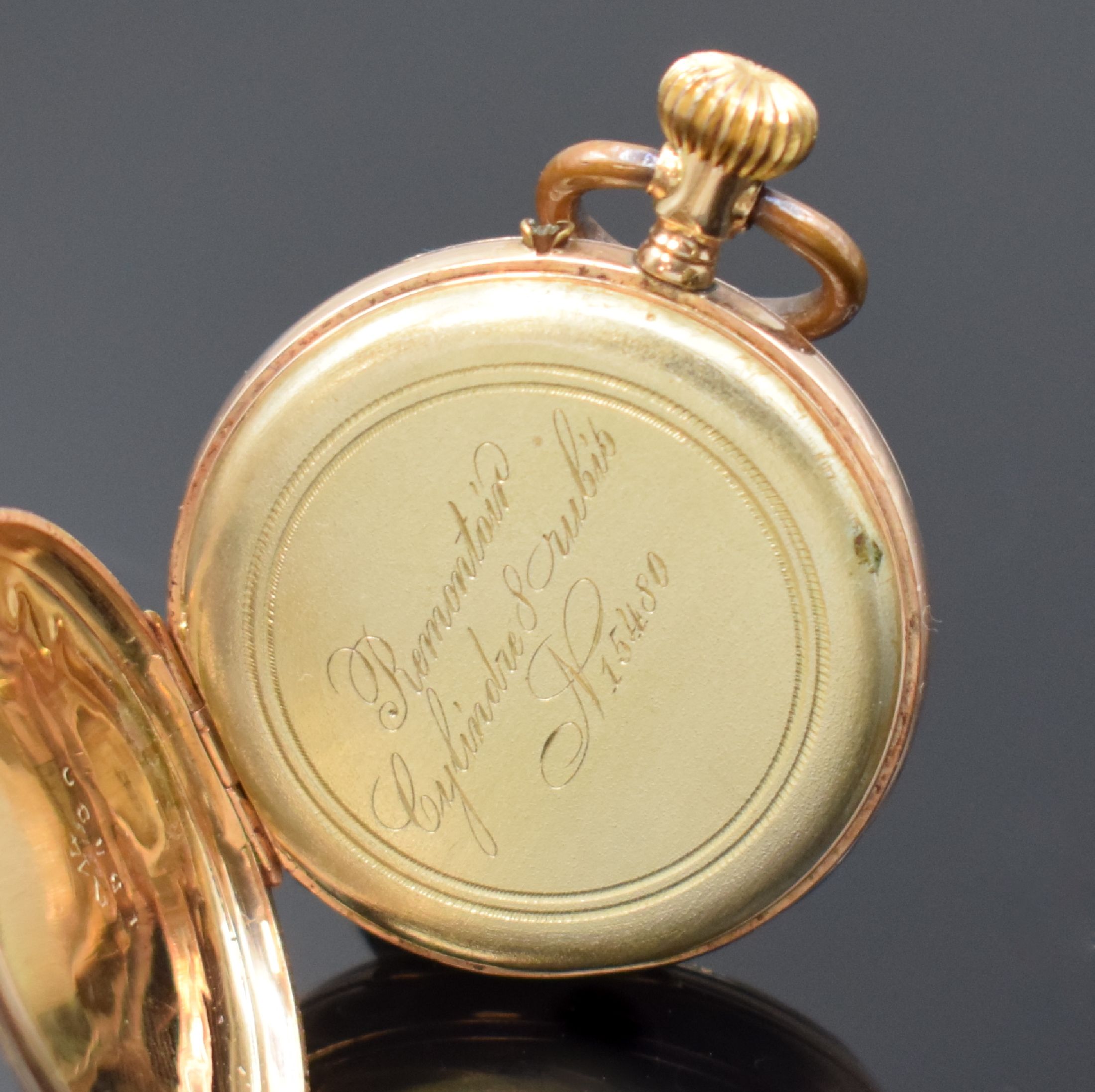 Detail c: Kleine offene Taschenuhr in GG 585/000, Schweiz um 1900, Geh. dell., guill. Rückdeckel m. Monogrammspiegel floral grav., Metallcuvette, ...