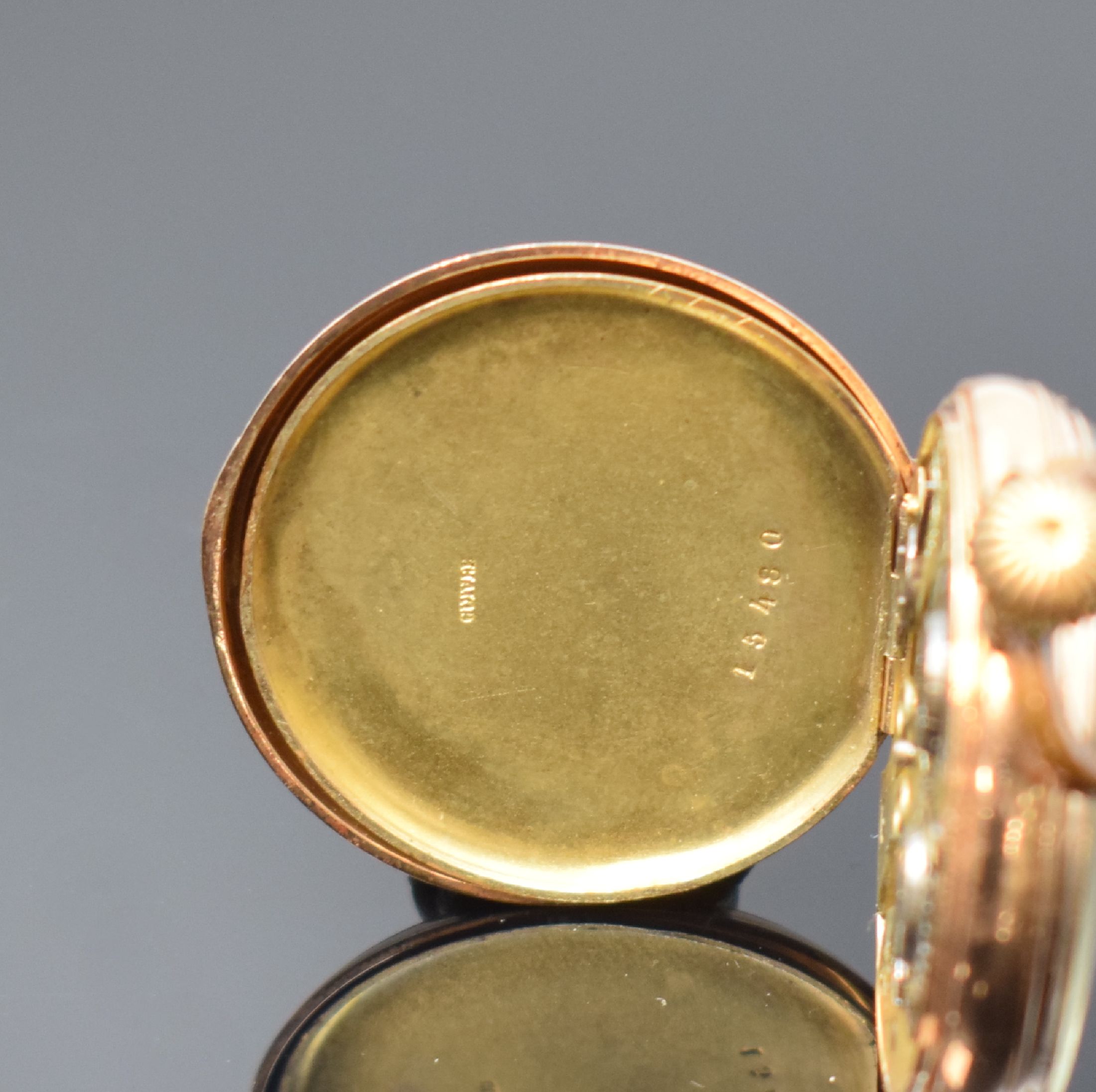 Detail d: Kleine offene Taschenuhr in GG 585/000, Schweiz um 1900, Geh. dell., guill. Rückdeckel m. Monogrammspiegel floral grav., Metallcuvette, ...