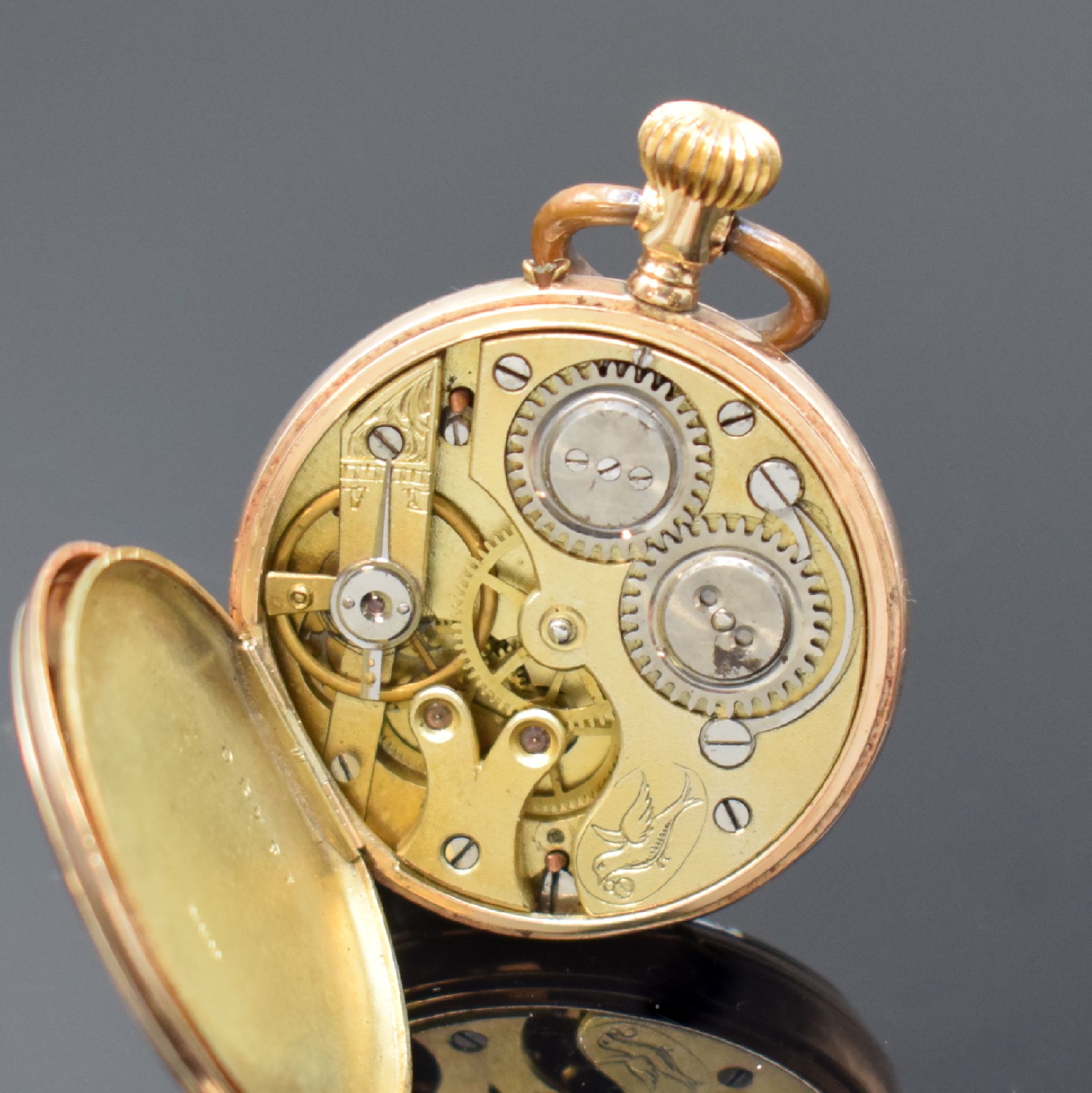 Detail e: Kleine offene Taschenuhr in GG 585/000, Schweiz um 1900, Geh. dell., guill. Rückdeckel m. Monogrammspiegel floral grav., Metallcuvette, ...