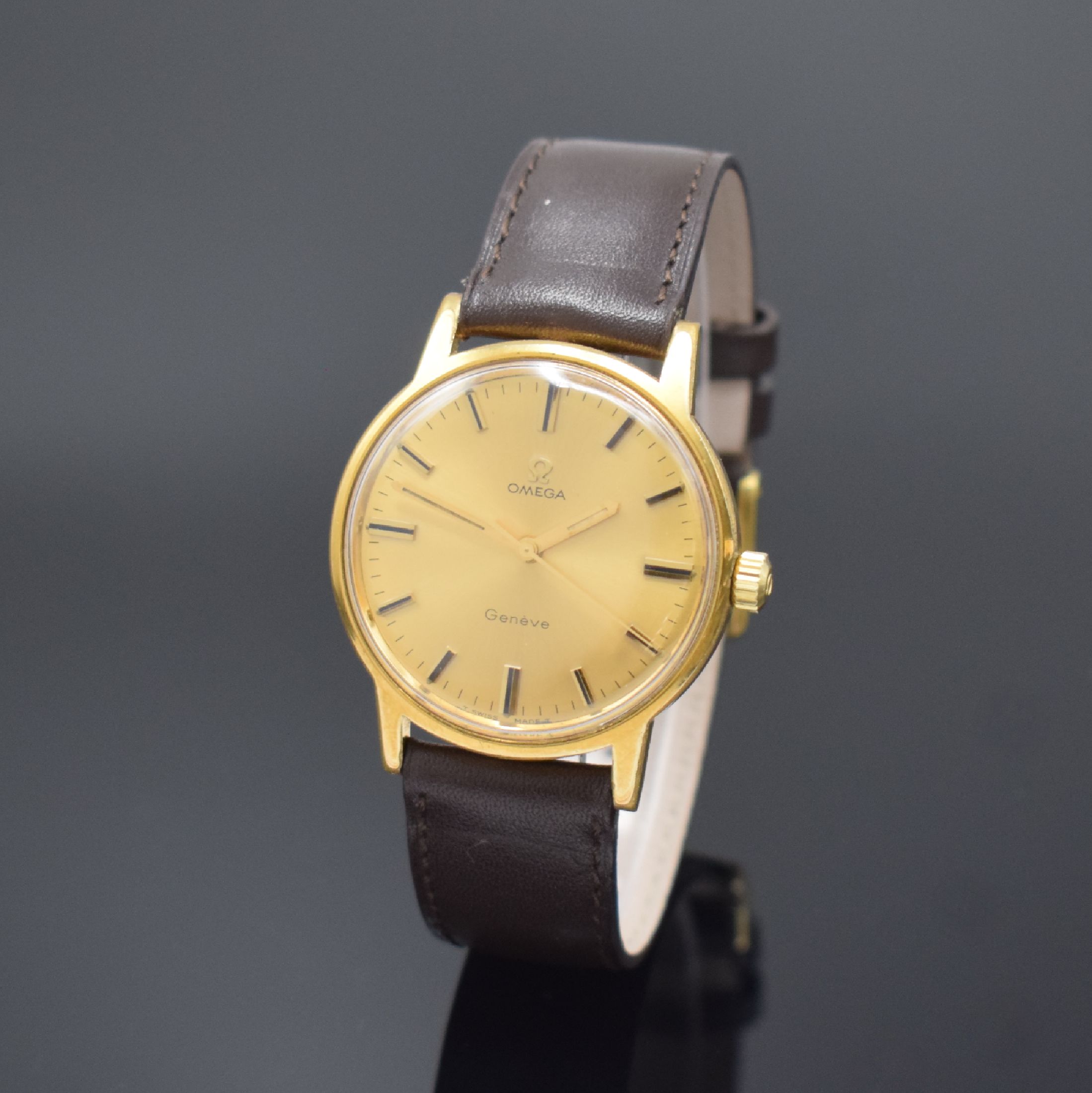 OMEGA Geneve vergoldete Herrenarmbanduhr Referenz 135.070, Schweiz um 1970, Handaufzug, verschr. Stahlboden, orig. Krone, gold. Zifferbl., gold. ...
