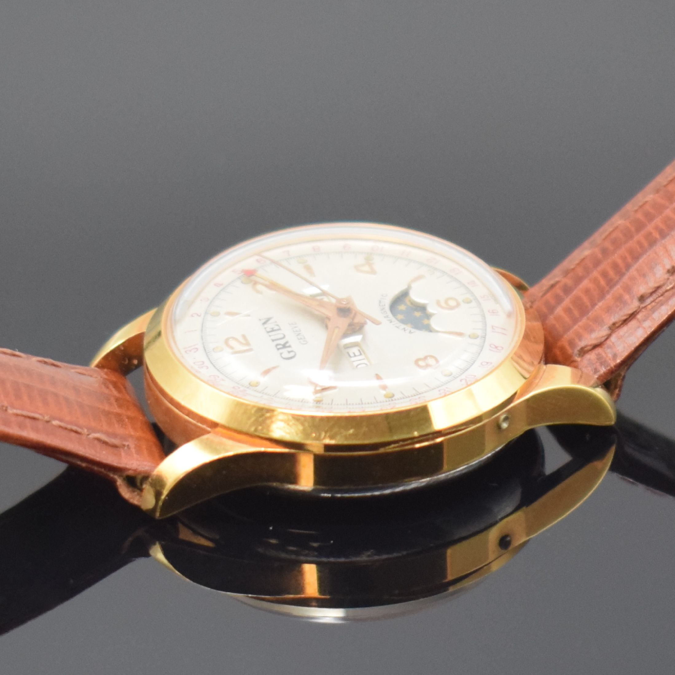 Detail c: GRUEN Damenarmbanduhr mit Vollkalender und Mondphase, Schweiz um 1950, Handaufzug, verg. Geh., Lunette u. Stahlboden aufgedr., silb. Zifferbl., ...