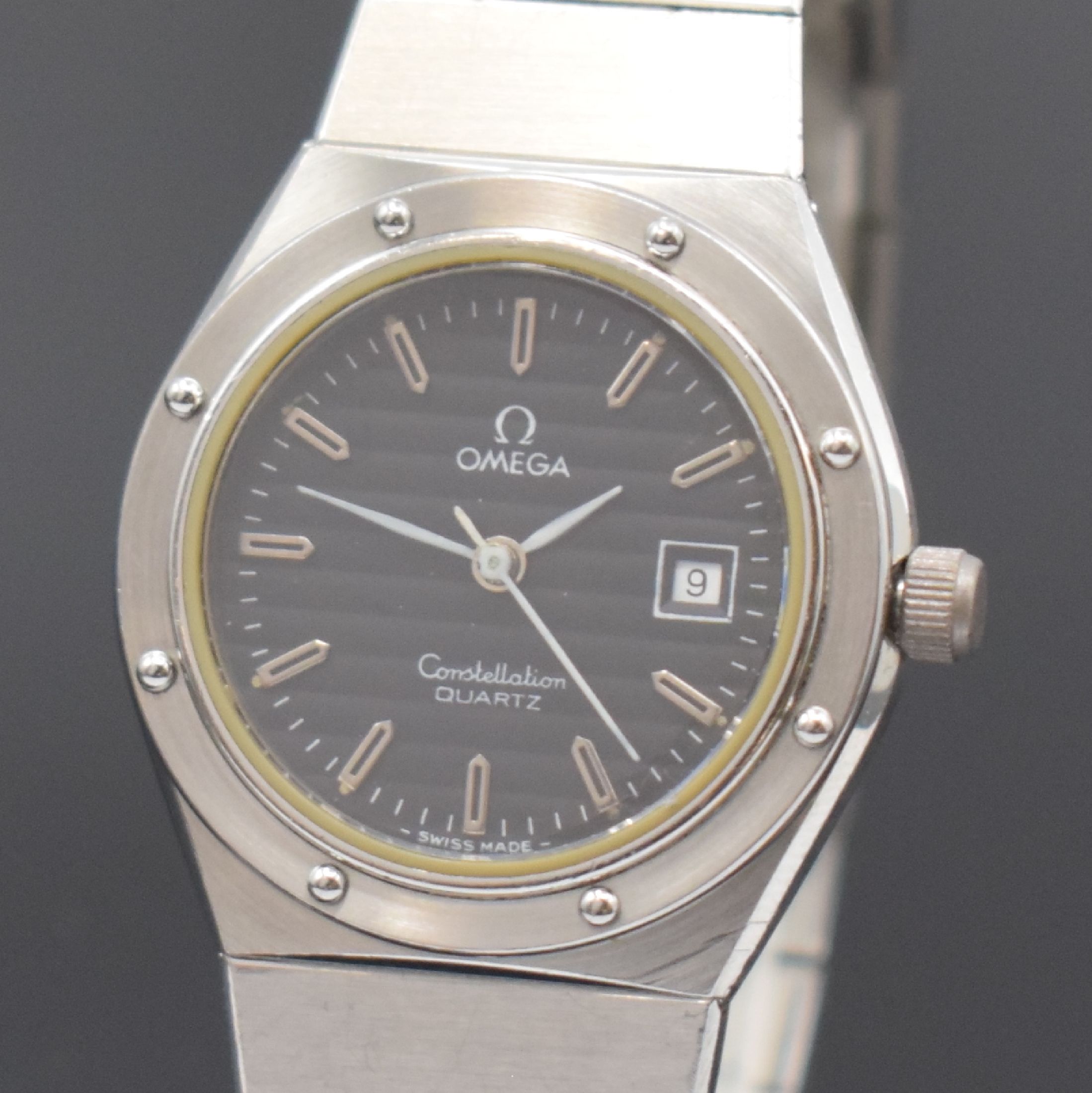 Detail a: OMEGA Constellation Quartz Damenarmbanduhr in Stahl/Stahlband, Schweiz um 1980, gedr. Geh. Ref. 796.0824, Boden m. Sternwarten-Symbol, Krone später, ...