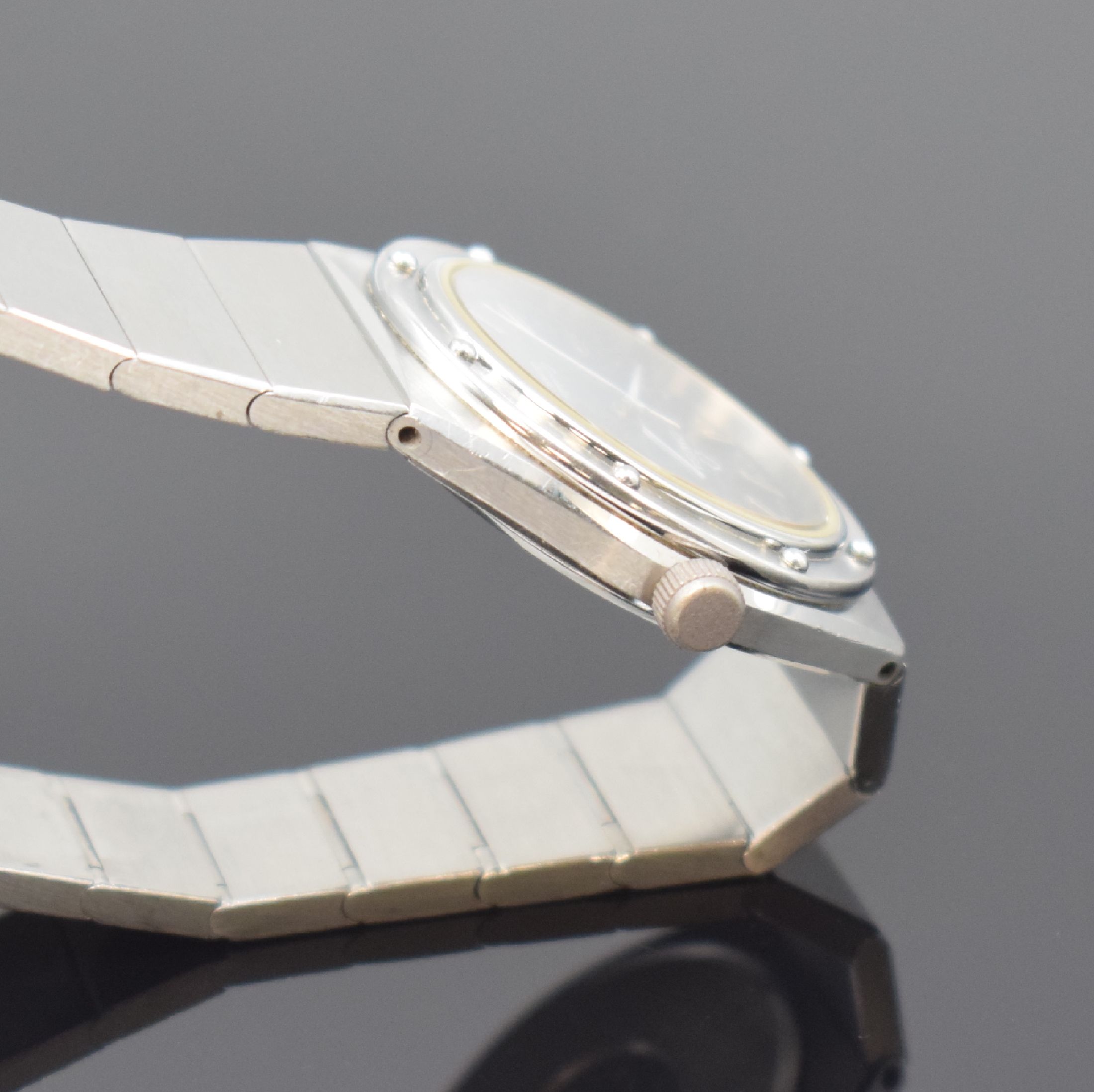 Detail c: OMEGA Constellation Quartz Damenarmbanduhr in Stahl/Stahlband, Schweiz um 1980, gedr. Geh. Ref. 796.0824, Boden m. Sternwarten-Symbol, Krone später, ...
