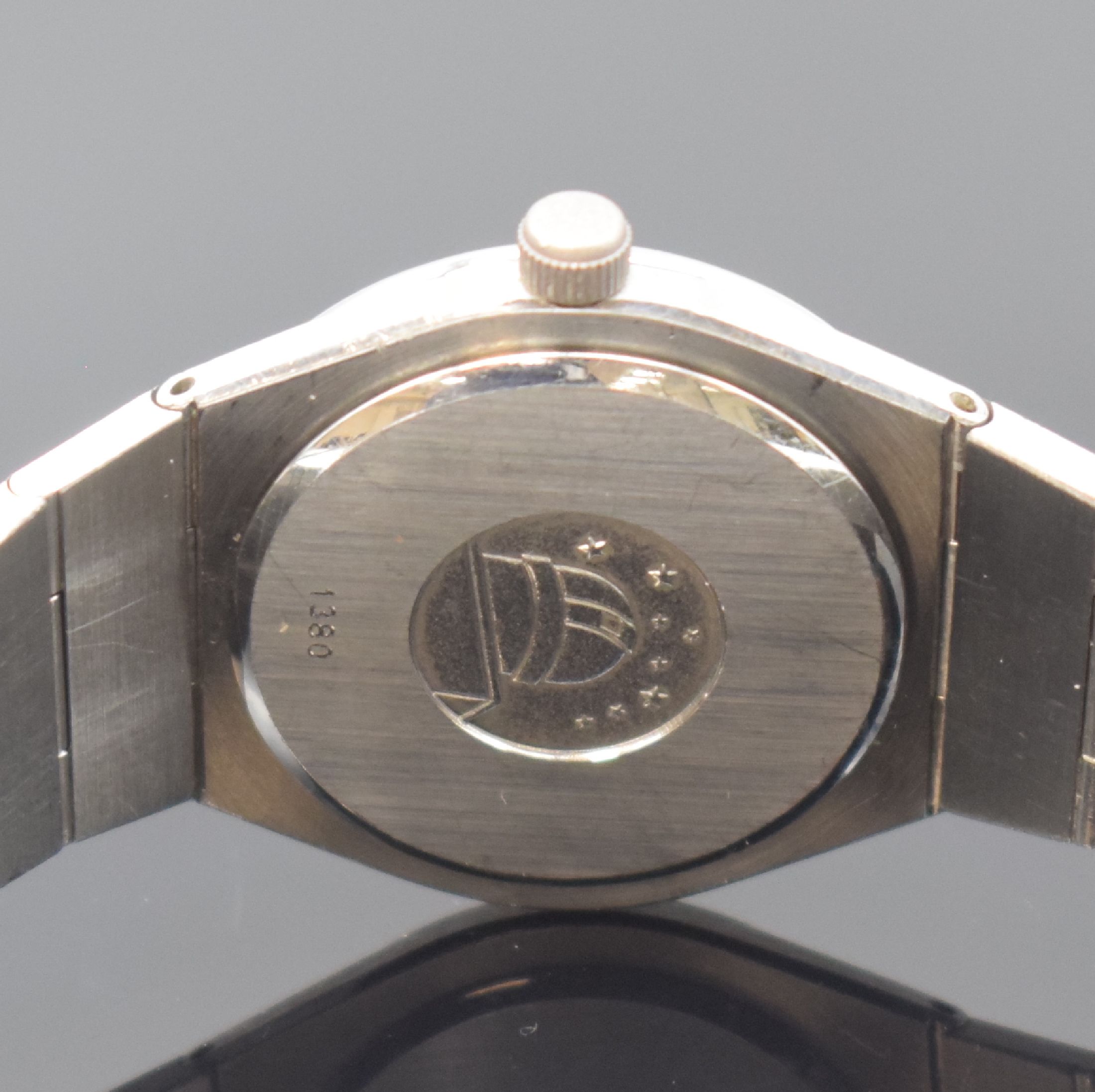 Detail d: OMEGA Constellation Quartz Damenarmbanduhr in Stahl/Stahlband, Schweiz um 1980, gedr. Geh. Ref. 796.0824, Boden m. Sternwarten-Symbol, Krone später, ...
