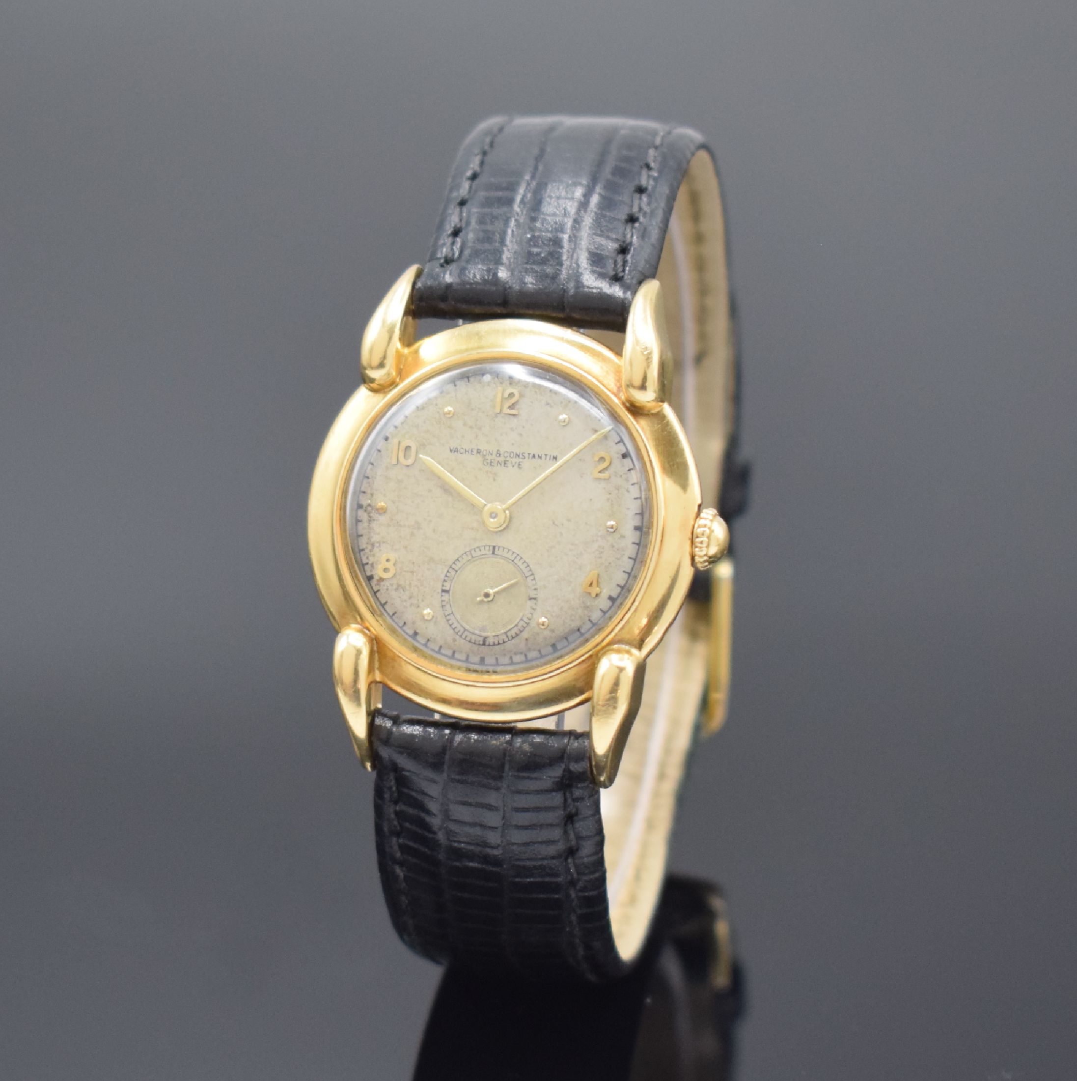 VACHERON & CONSTANTIN Geneve Armbanduhr in GG 750/000, Schweiz um 1945, Handaufzug, 2-tlg. Geh. m. ausgefallene Bandanstößen, aufgedr. Boden dell., ...