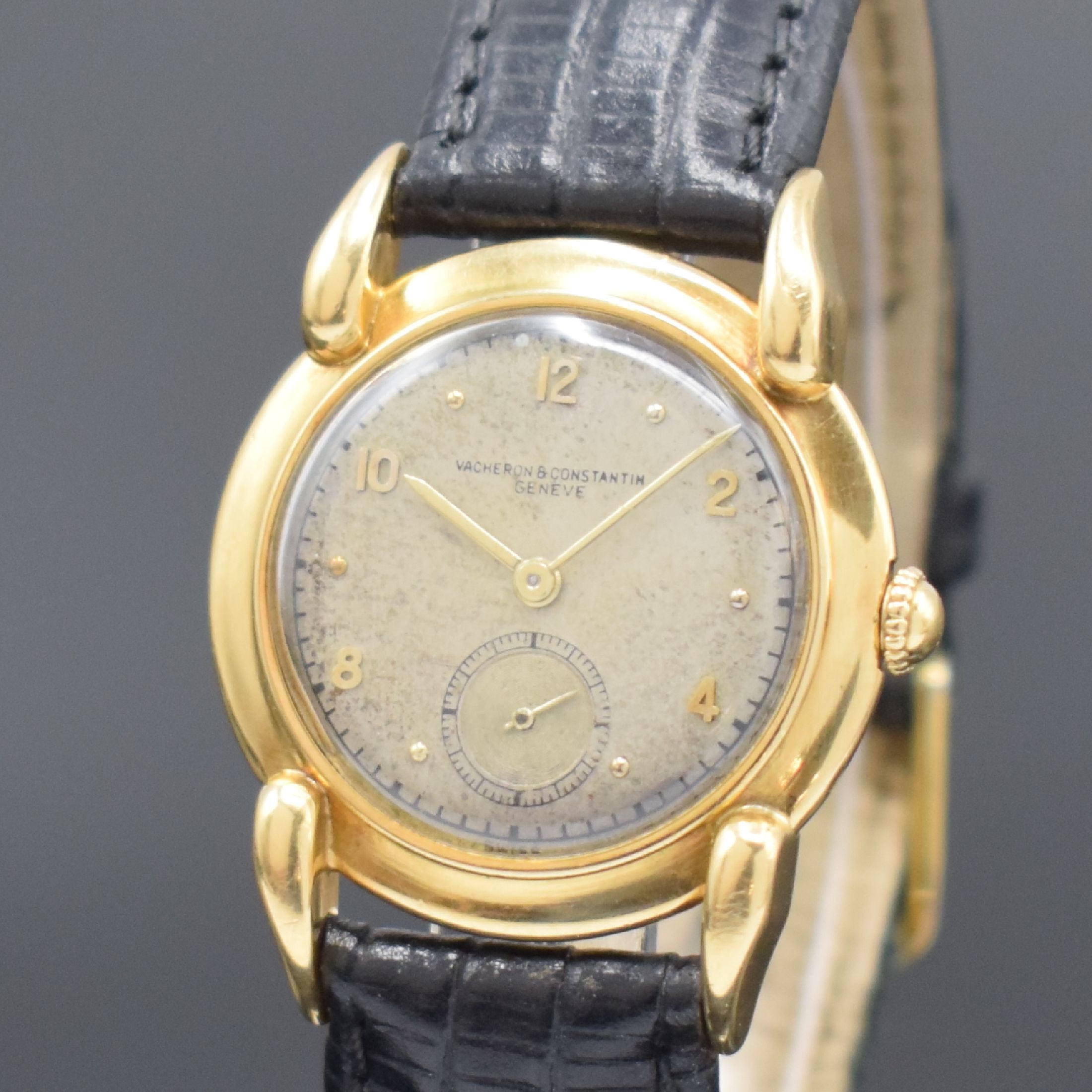 Detail a: VACHERON & CONSTANTIN Geneve Armbanduhr in GG 750/000, Schweiz um 1945, Handaufzug, 2-tlg. Geh. m. ausgefallene Bandanstößen, aufgedr. Boden dell., ...