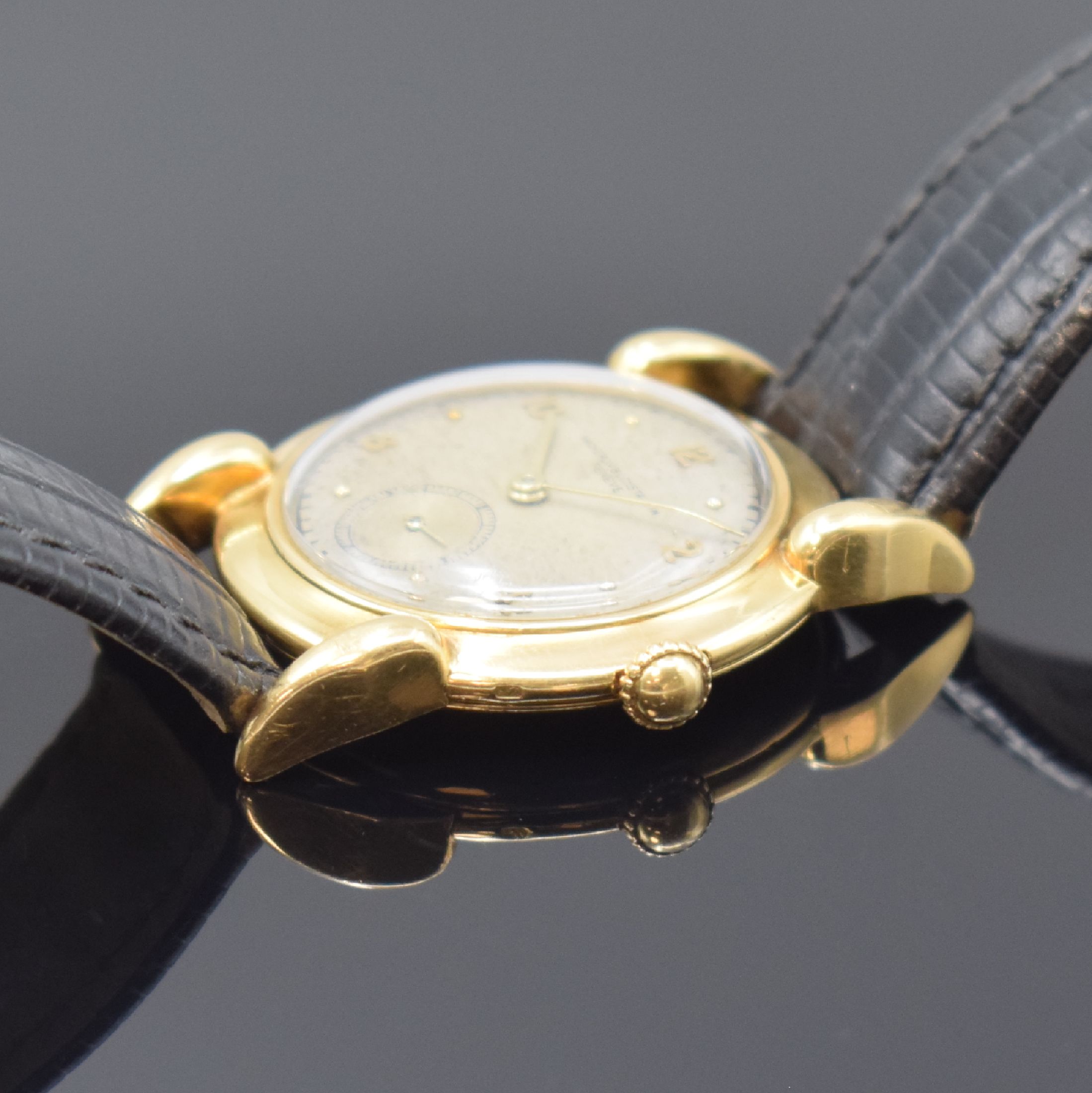 Detail b: VACHERON & CONSTANTIN Geneve Armbanduhr in GG 750/000, Schweiz um 1945, Handaufzug, 2-tlg. Geh. m. ausgefallene Bandanstößen, aufgedr. Boden dell., ...