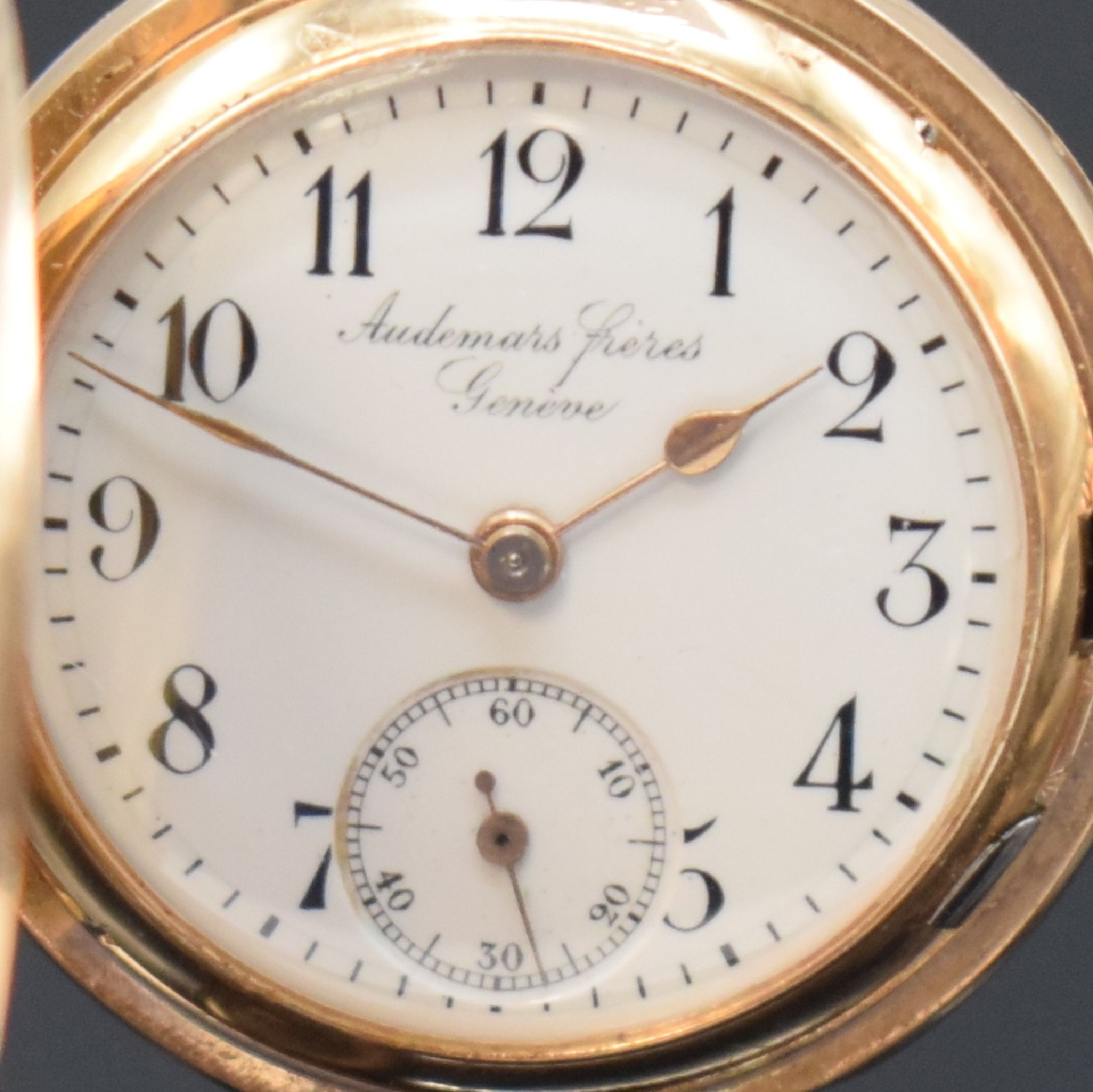 Detail a: AUDEMARS FRERES seltene Damensavonette in RG 585/000, Schweiz um 1910, glattes 3-Deckel Goldgeh., Sprungdeckel m. Monogramm-Grav., Medaillengrav. auf ...