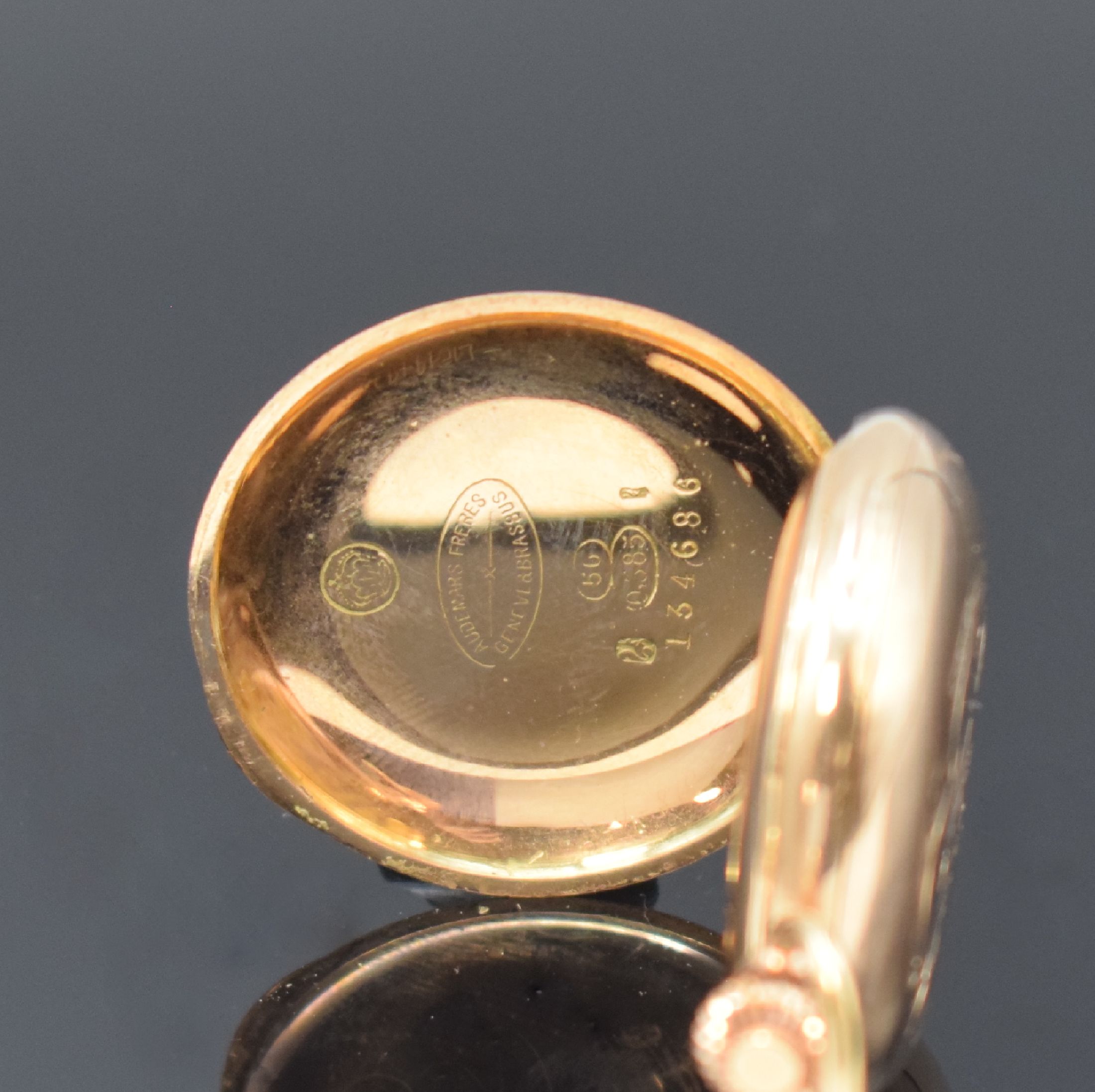 Detail e: AUDEMARS FRERES seltene Damensavonette in RG 585/000, Schweiz um 1910, glattes 3-Deckel Goldgeh., Sprungdeckel m. Monogramm-Grav., Medaillengrav. auf ...