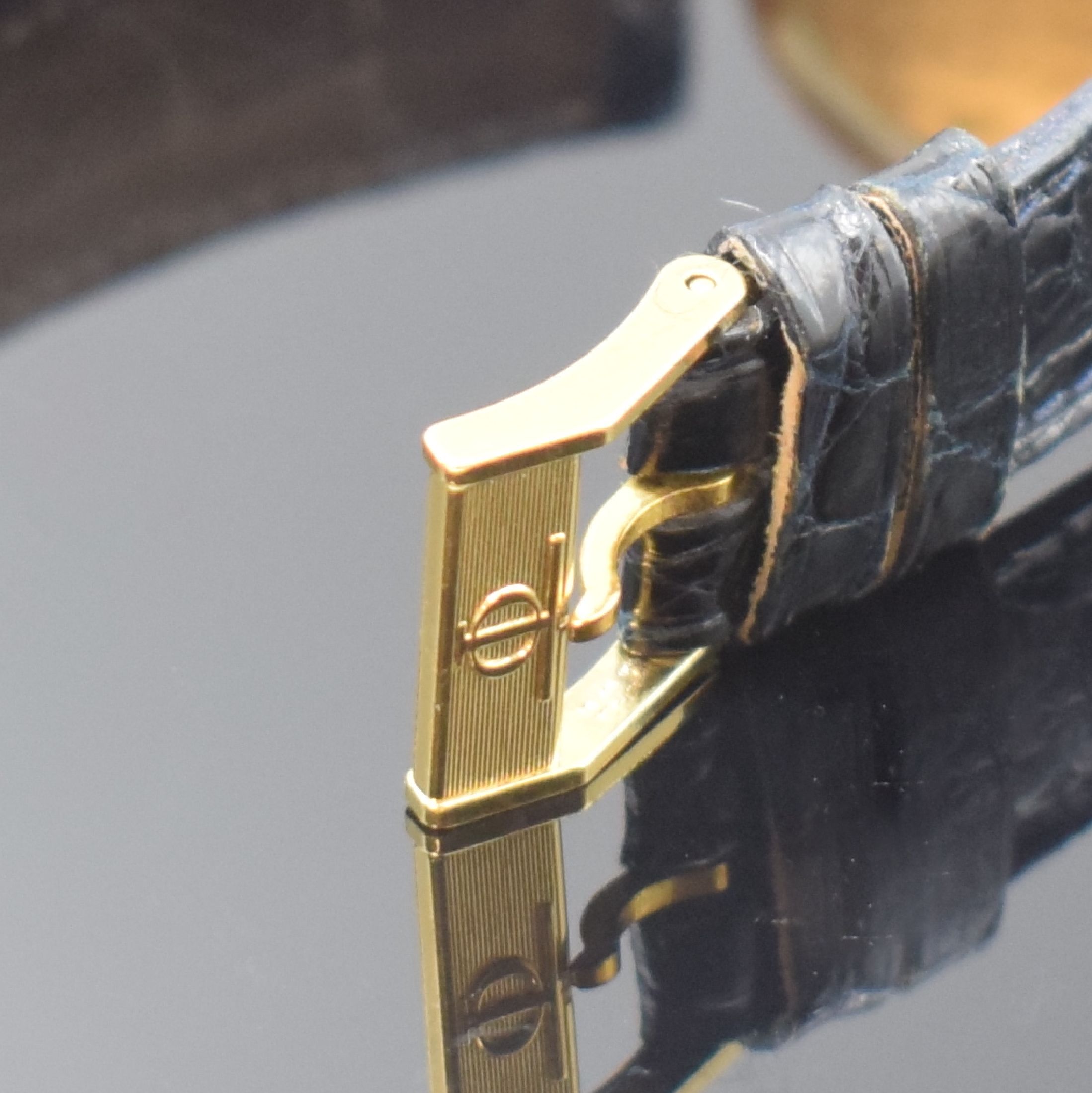 Detail b: BAUME & MERCIER Damenarmbanduhr in GG 750/000, Schweiz um 1975, Handaufzug, Boden aufgedr., orig. Lederband m. verg. Dornschl., Schmuckkrone, ...
