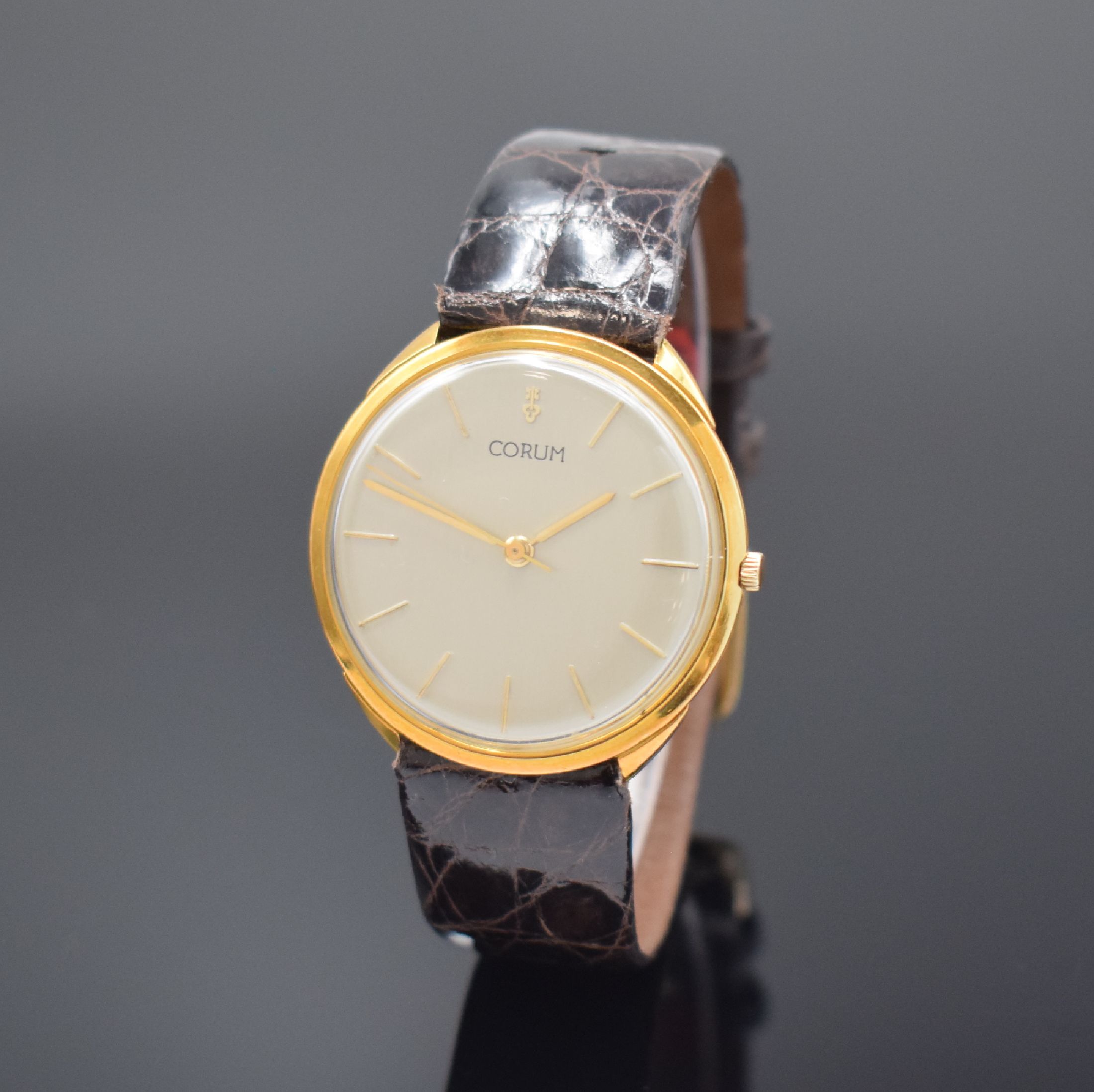 CORUM Armbanduhr in GG 750/000, Schweiz um 1960, Handaufzug, 3-tlg. Geh., Boden u. Glasrand aufgedr., silb. Zifferbl. rest., gold. Indizes u. Zeiger, ...
