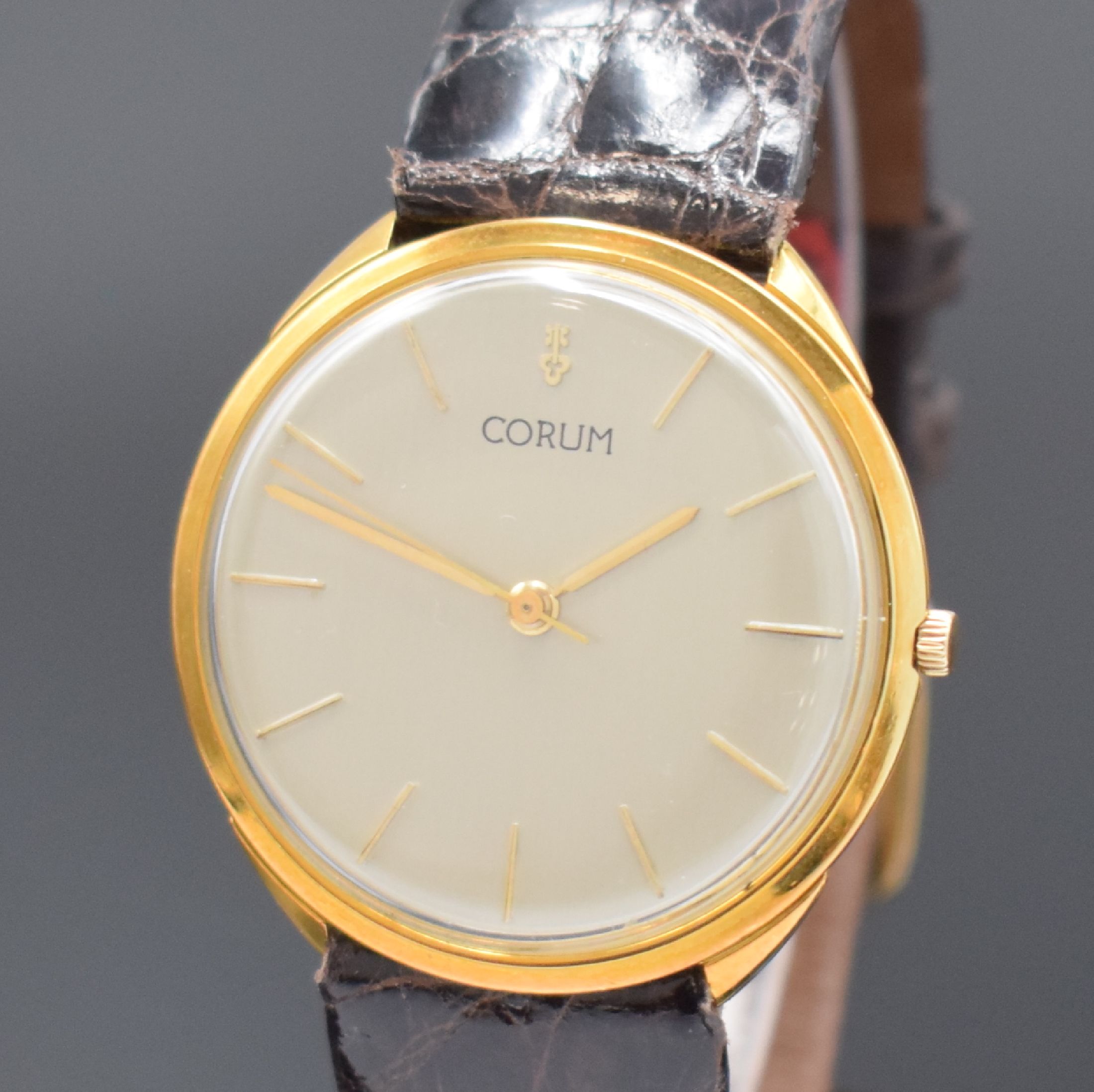 Detail a: CORUM Armbanduhr in GG 750/000, Schweiz um 1960, Handaufzug, 3-tlg. Geh., Boden u. Glasrand aufgedr., silb. Zifferbl. rest., gold. Indizes u. Zeiger, ...