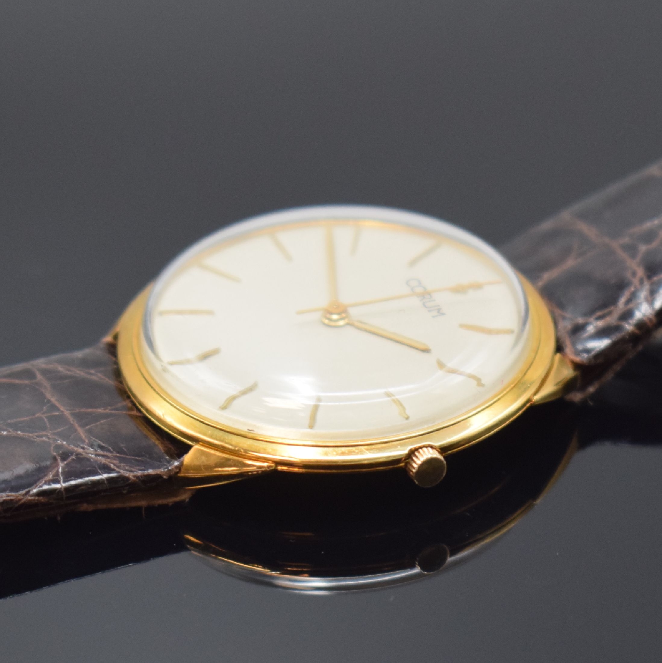 Detail b: CORUM Armbanduhr in GG 750/000, Schweiz um 1960, Handaufzug, 3-tlg. Geh., Boden u. Glasrand aufgedr., silb. Zifferbl. rest., gold. Indizes u. Zeiger, ...