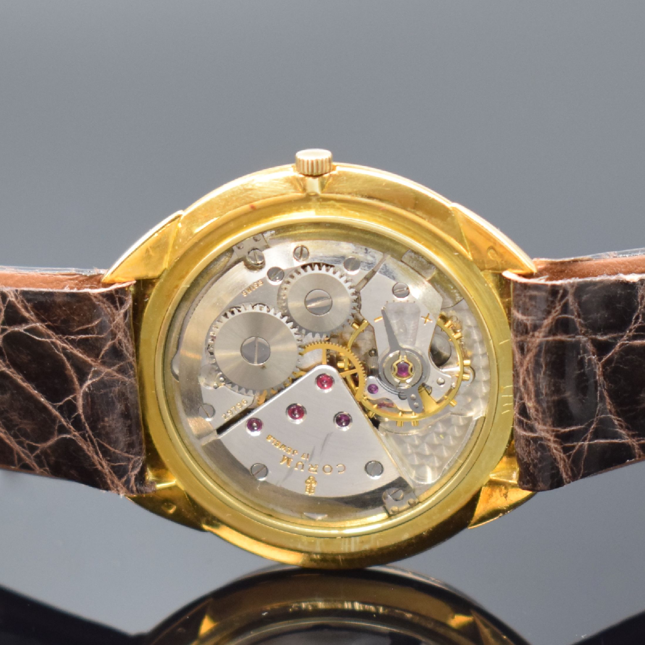 Detail d: CORUM Armbanduhr in GG 750/000, Schweiz um 1960, Handaufzug, 3-tlg. Geh., Boden u. Glasrand aufgedr., silb. Zifferbl. rest., gold. Indizes u. Zeiger, ...