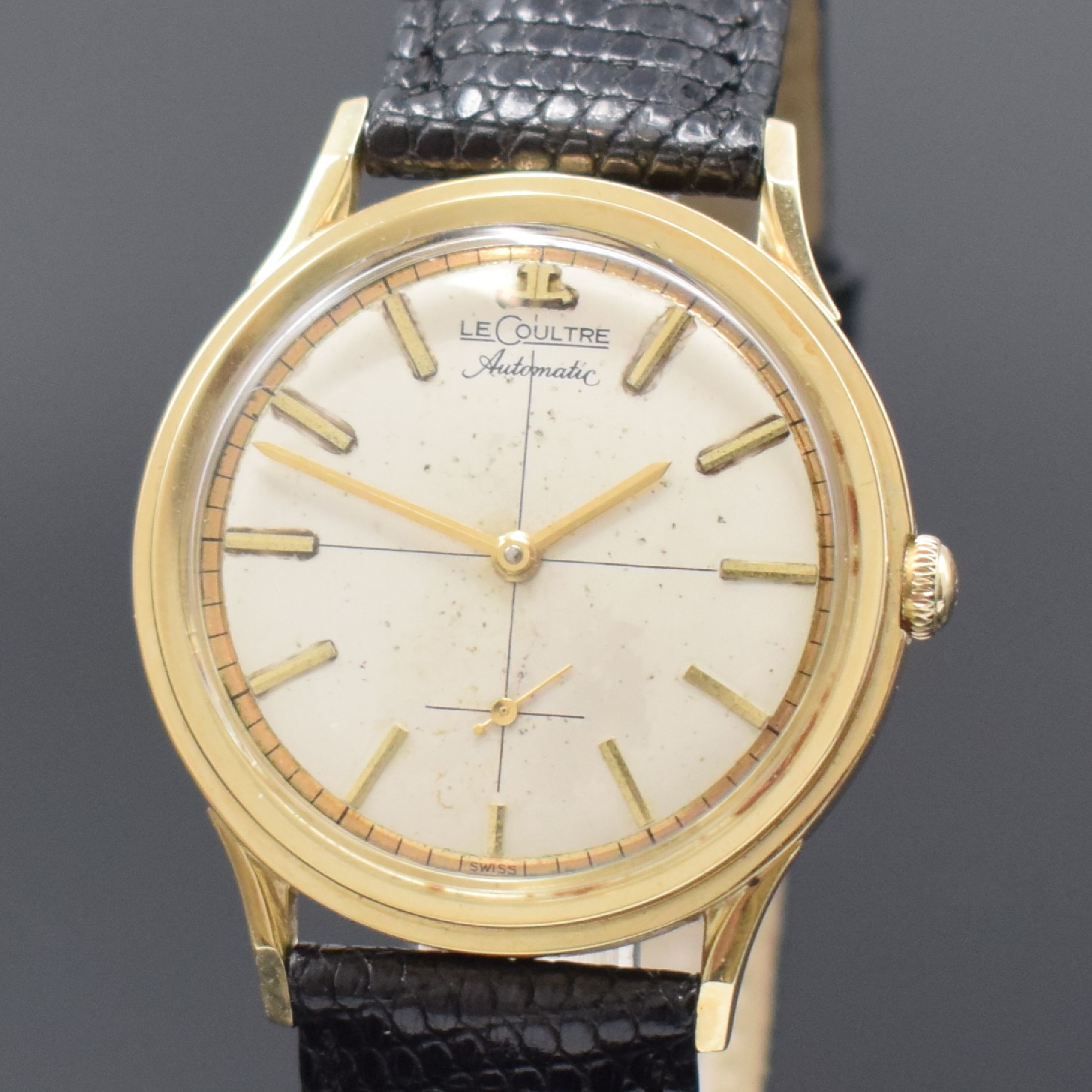 Detail a: LeCoultre Herrenarmbanduhr in 14k Gold filled, Schweiz um 1950, Hammerautomatik, Boden verschr., silb. orig. Zifferbl. fl., gold. Std.-Ind., gold. ...