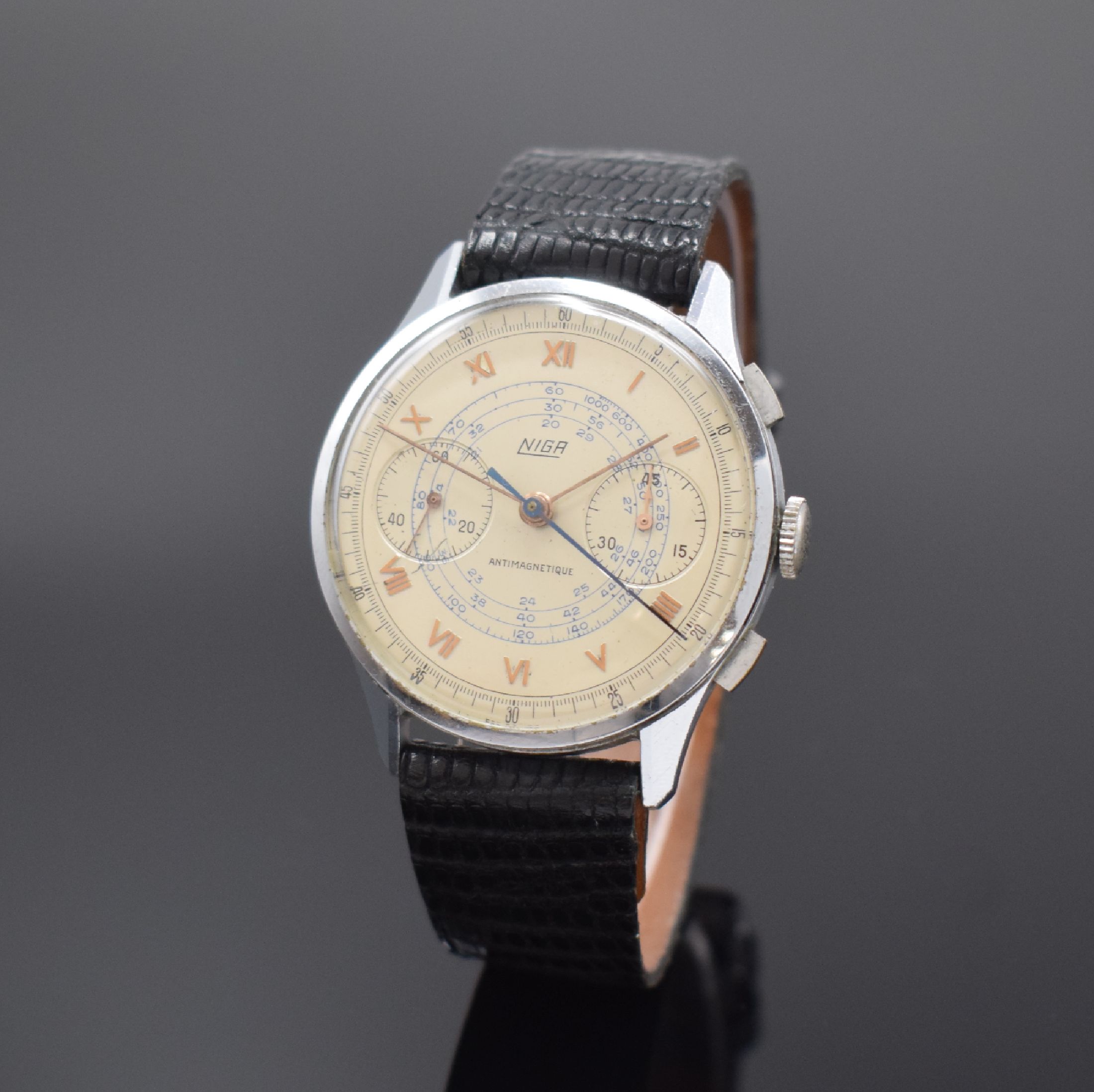 NIGA Schaltradchronograph im verchromten Gehäuse, Schweiz um 1945, Handaufzug, Boden aufgedr., silb. Duoton-Zifferbl. m. röm. Zahlen, orig. Zeiger, ...