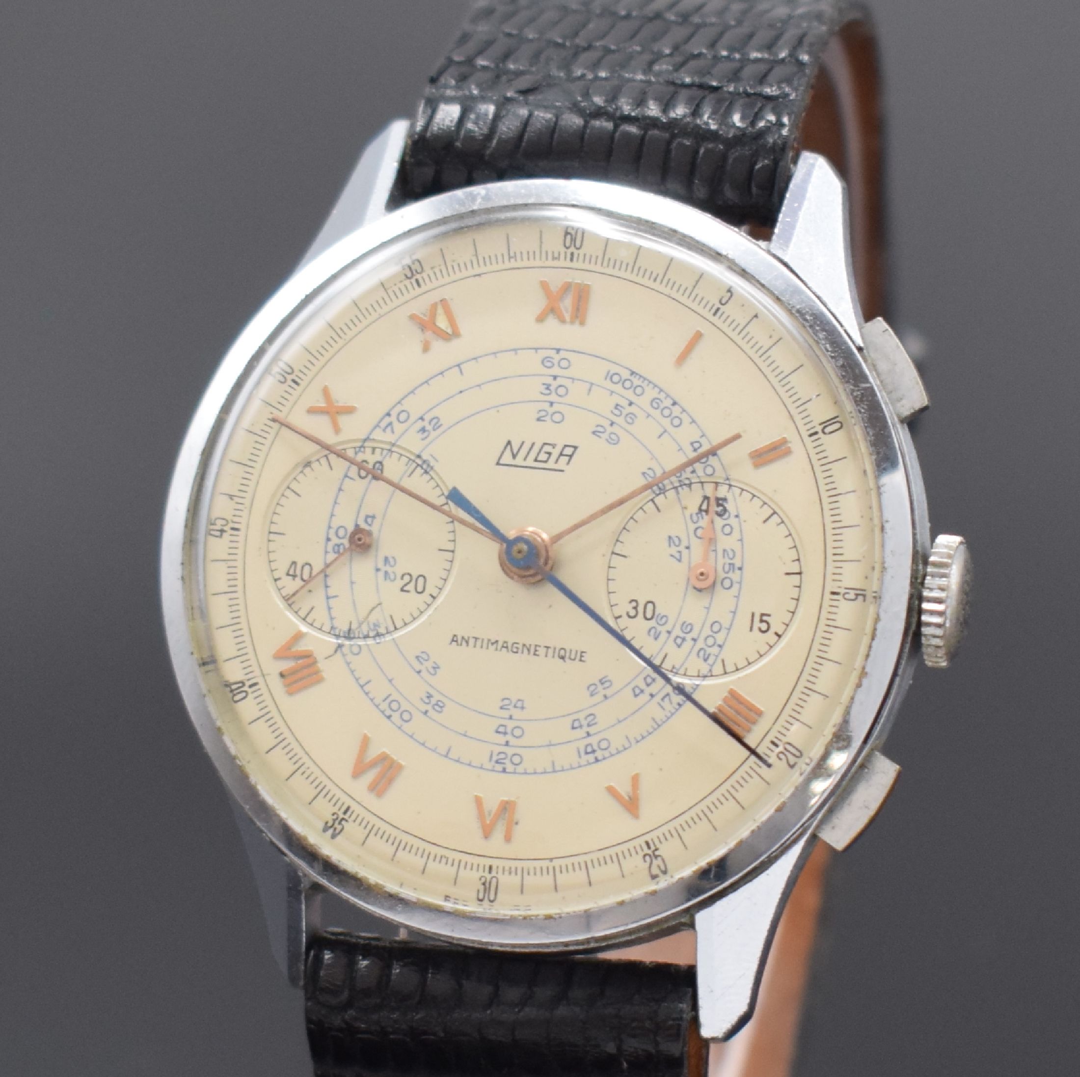 Detail a: NIGA Schaltradchronograph im verchromten Gehäuse, Schweiz um 1945, Handaufzug, Boden aufgedr., silb. Duoton-Zifferbl. m. röm. Zahlen, orig. Zeiger, ...