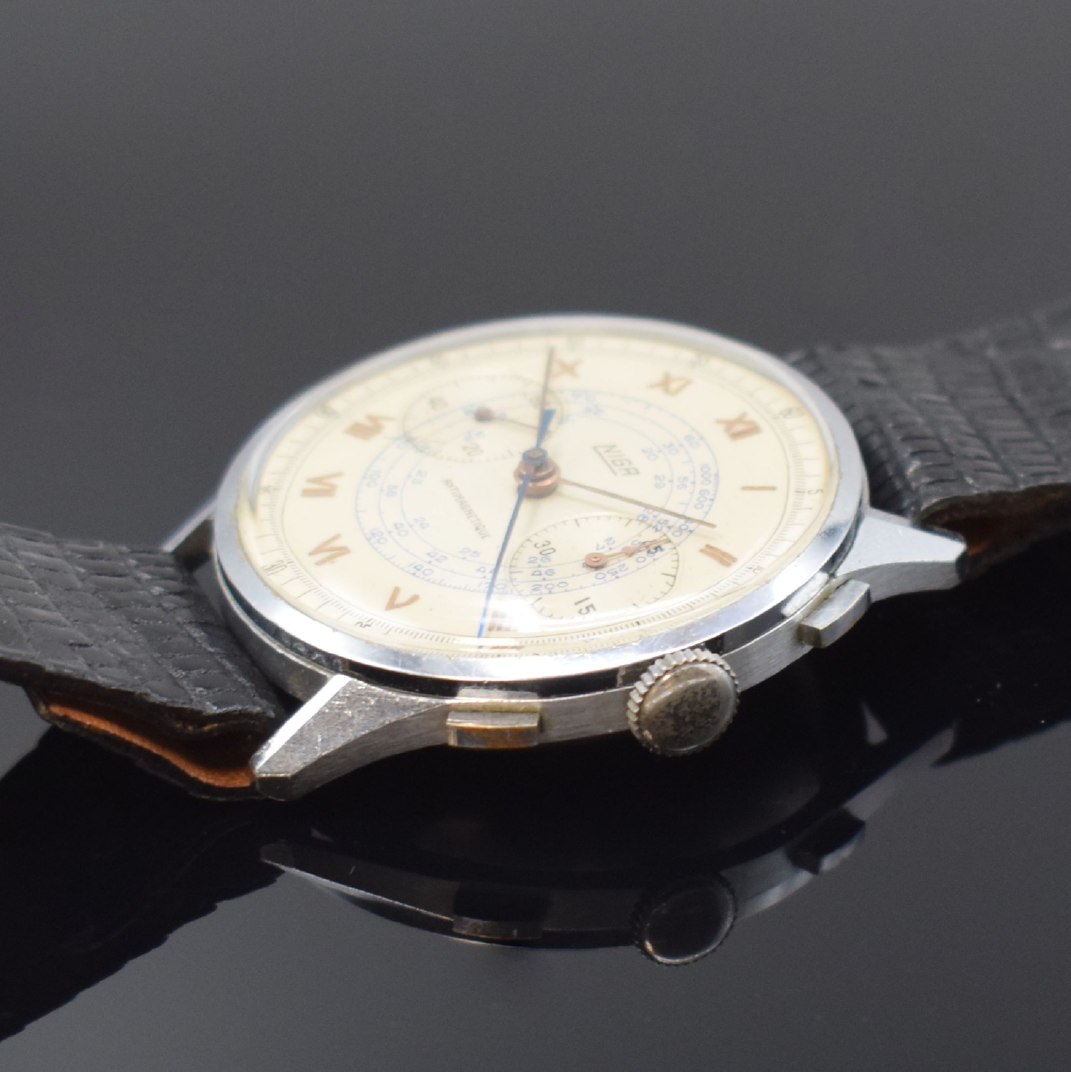 Detail b: NIGA Schaltradchronograph im verchromten Gehäuse, Schweiz um 1945, Handaufzug, Boden aufgedr., silb. Duoton-Zifferbl. m. röm. Zahlen, orig. Zeiger, ...