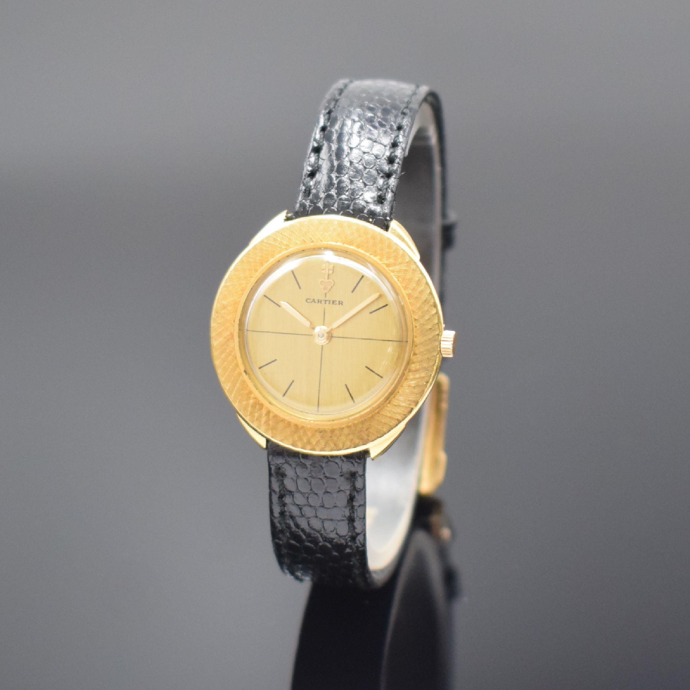CARTIER / CORUM Damenarmbanduhr in GG 750/000, Schweiz um 1960, Handaufzug, 2-tlg. Geh., radial schraffierte Lünette, gold. Fadenkreuz-Zifferbl. ...