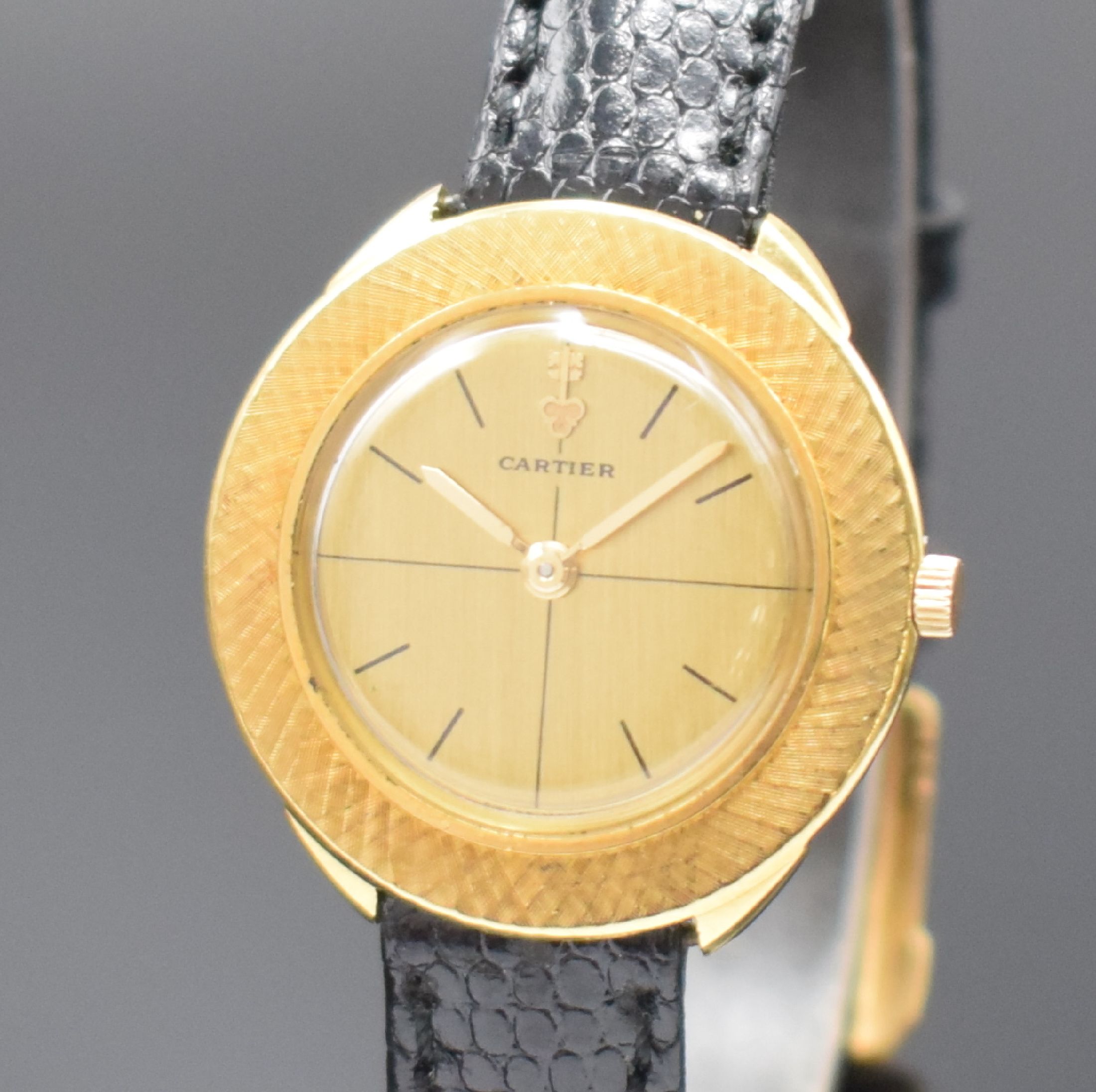 Detail a: CARTIER / CORUM Damenarmbanduhr in GG 750/000, Schweiz um 1960, Handaufzug, 2-tlg. Geh., radial schraffierte Lünette, gold. Fadenkreuz-Zifferbl. ...