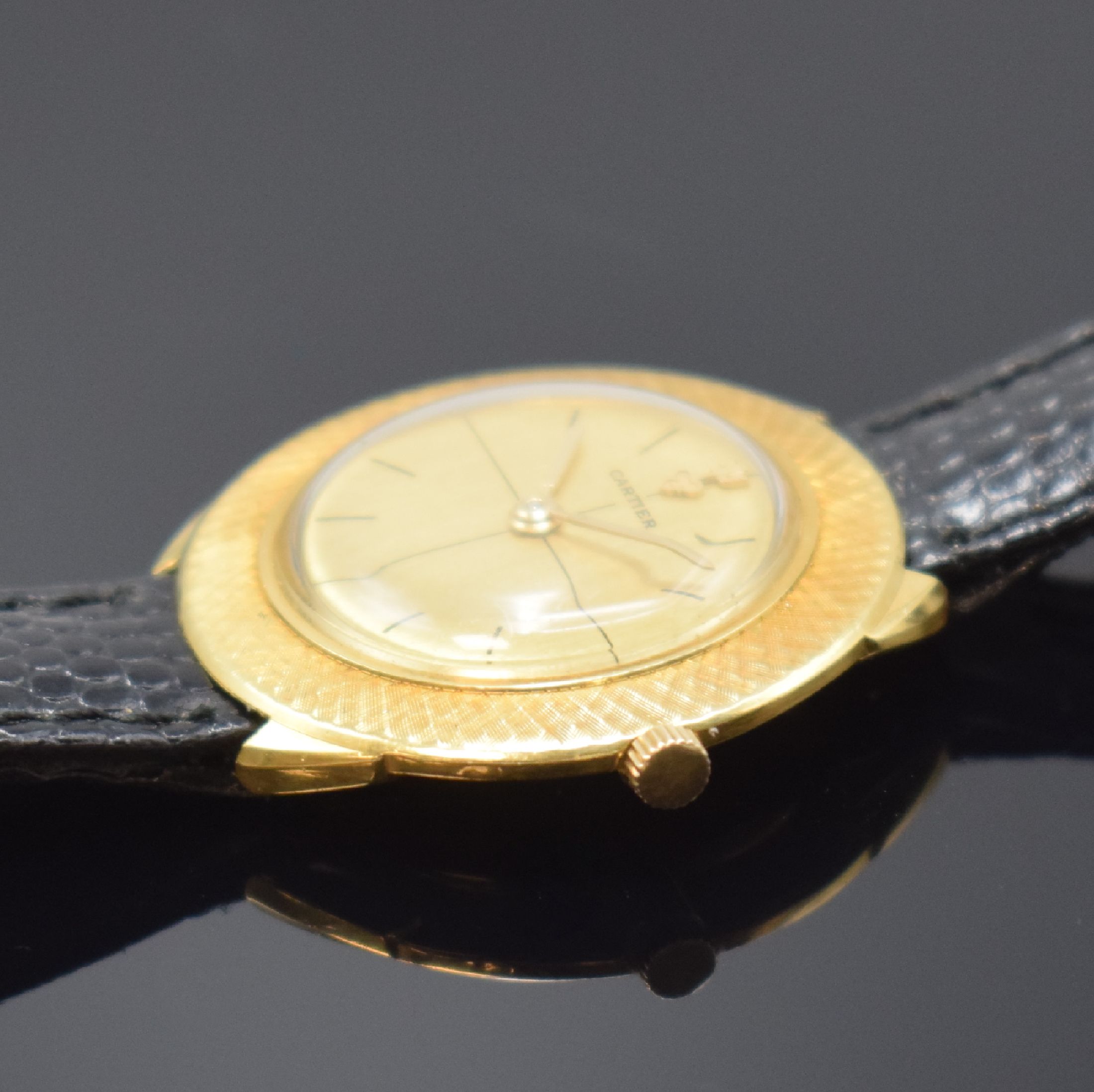 Detail b: CARTIER / CORUM Damenarmbanduhr in GG 750/000, Schweiz um 1960, Handaufzug, 2-tlg. Geh., radial schraffierte Lünette, gold. Fadenkreuz-Zifferbl. ...