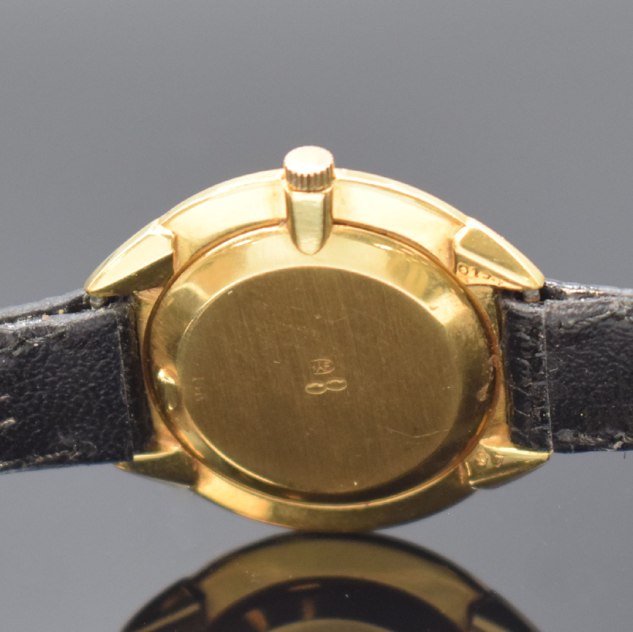 Detail c: CARTIER / CORUM Damenarmbanduhr in GG 750/000, Schweiz um 1960, Handaufzug, 2-tlg. Geh., radial schraffierte Lünette, gold. Fadenkreuz-Zifferbl. ...