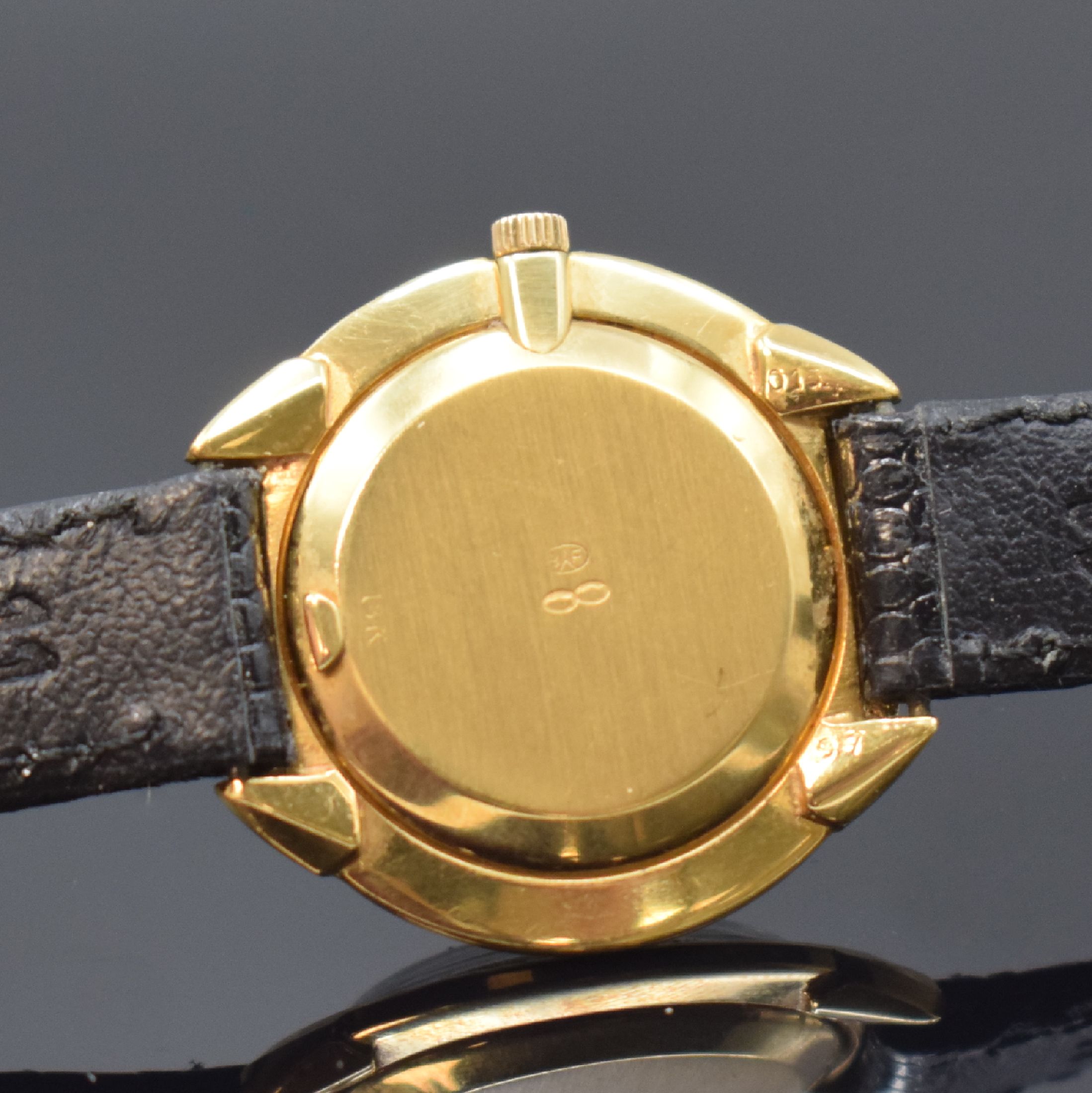 Detail d: CARTIER / CORUM Damenarmbanduhr in GG 750/000, Schweiz um 1960, Handaufzug, 2-tlg. Geh., radial schraffierte Lünette, gold. Fadenkreuz-Zifferbl. ...