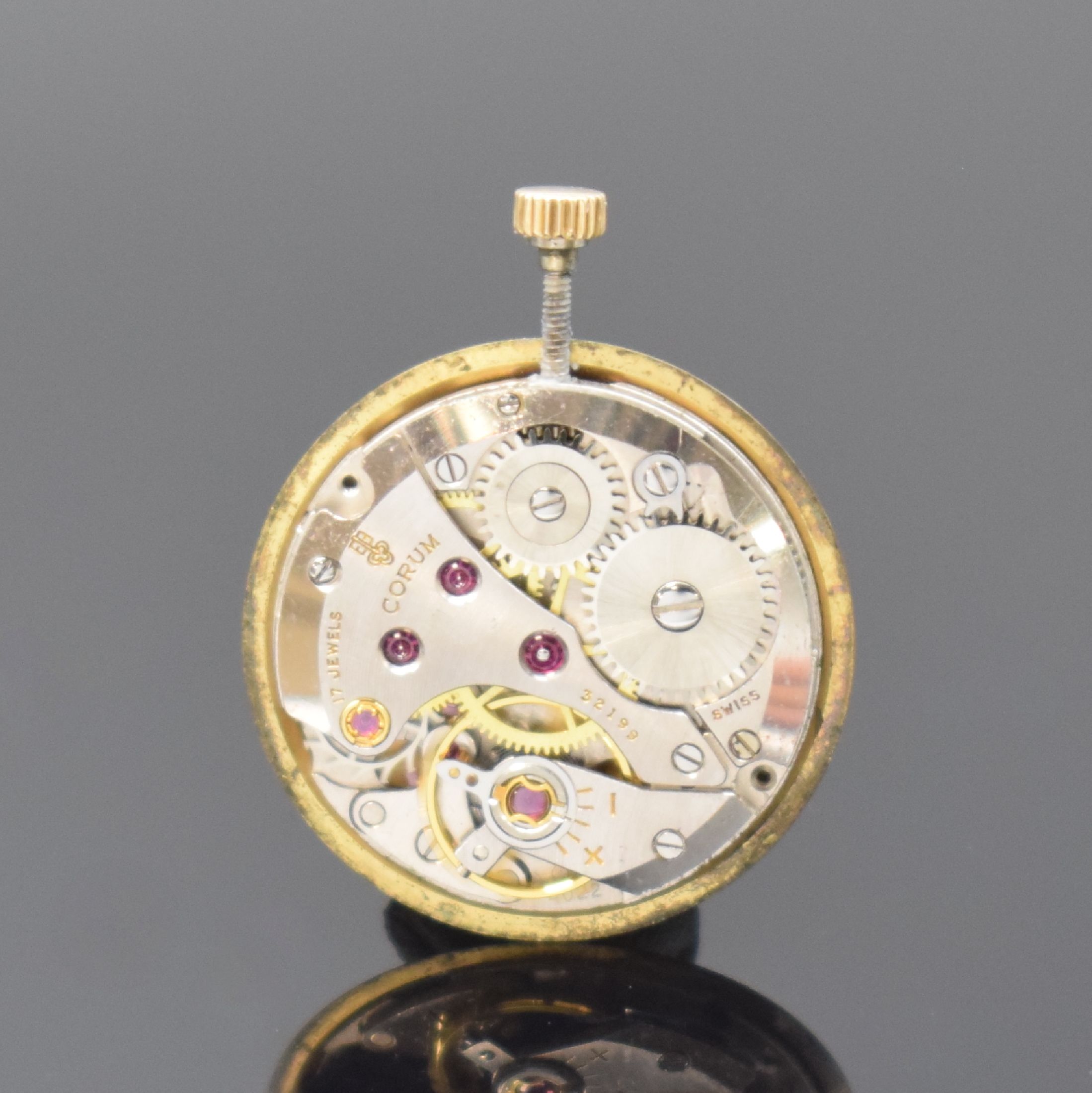 Detail e: CARTIER / CORUM Damenarmbanduhr in GG 750/000, Schweiz um 1960, Handaufzug, 2-tlg. Geh., radial schraffierte Lünette, gold. Fadenkreuz-Zifferbl. ...