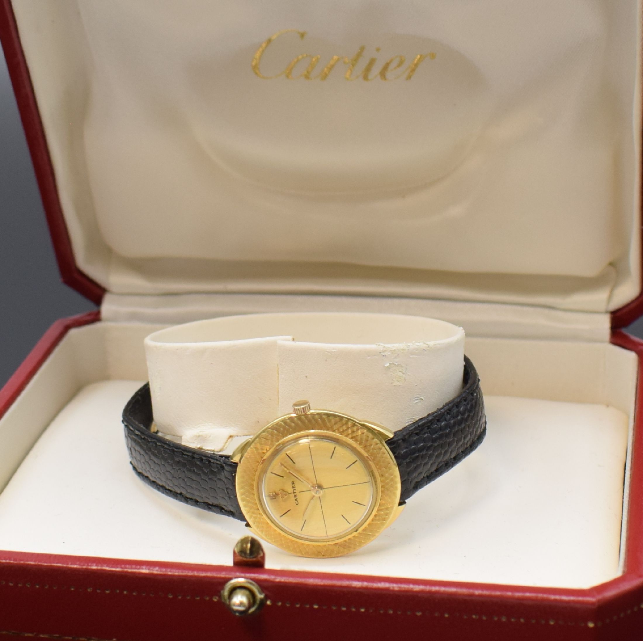 Detail g: CARTIER / CORUM Damenarmbanduhr in GG 750/000, Schweiz um 1960, Handaufzug, 2-tlg. Geh., radial schraffierte Lünette, gold. Fadenkreuz-Zifferbl. ...