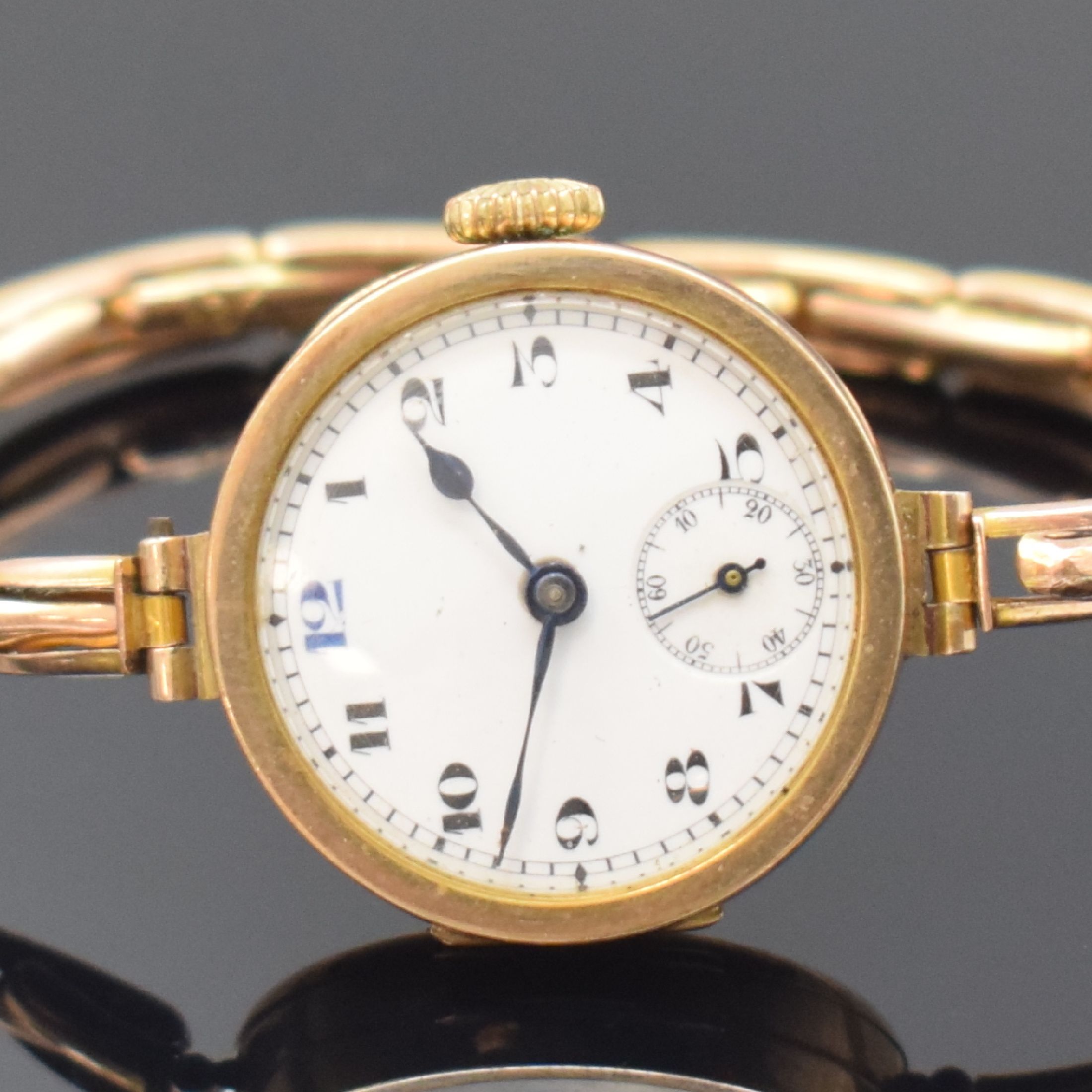 Detail a: Frühe Armbanduhr in GG 375/000 an GG 375/000 Zugband, Schweiz um 1920, Handaufzug, Scharnierboden, Emailzifferbl. m. arab. Zahlen, gebl. Zeiger, kl. ...
