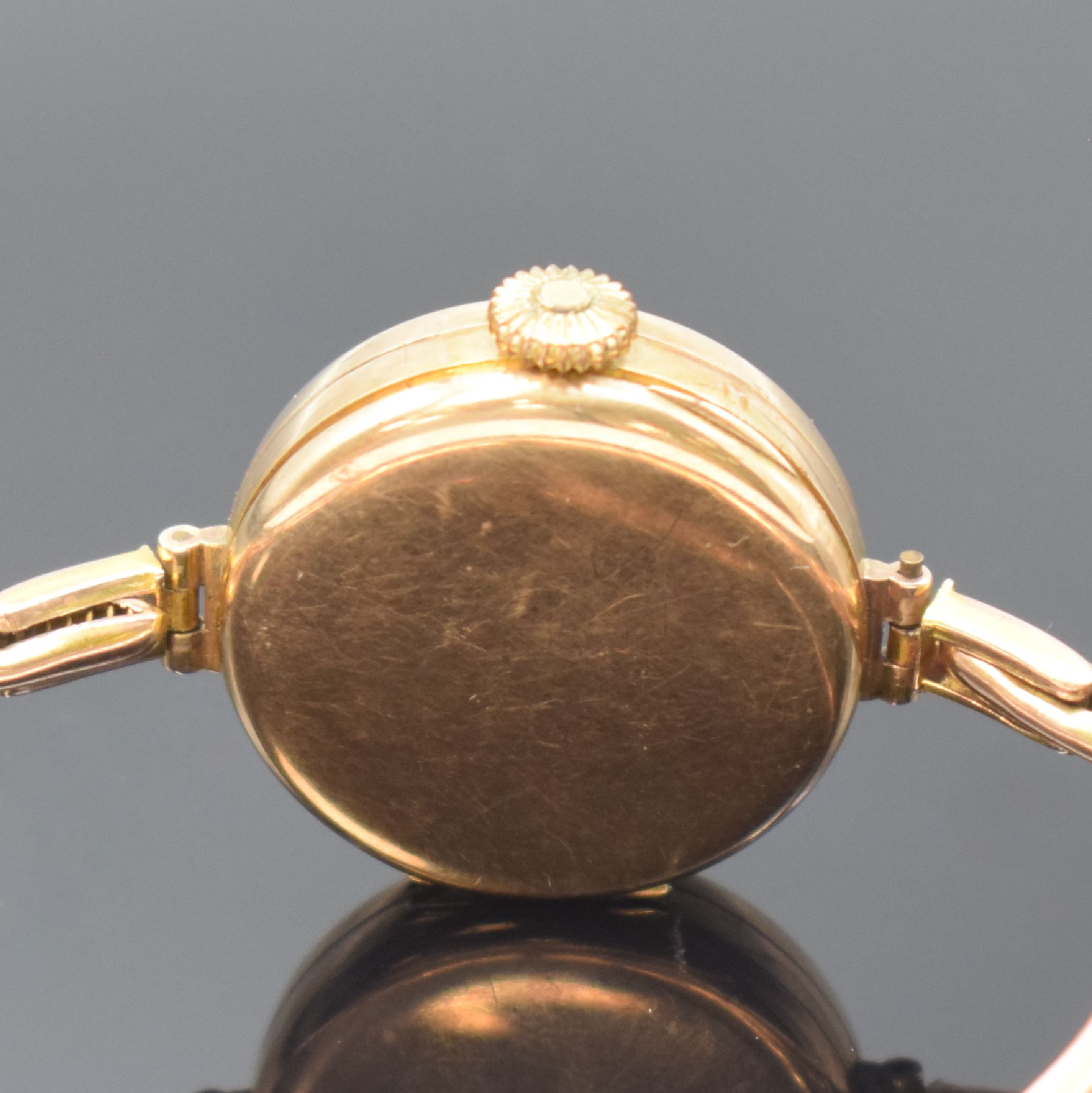 Detail c: Frühe Armbanduhr in GG 375/000 an GG 375/000 Zugband, Schweiz um 1920, Handaufzug, Scharnierboden, Emailzifferbl. m. arab. Zahlen, gebl. Zeiger, kl. ...