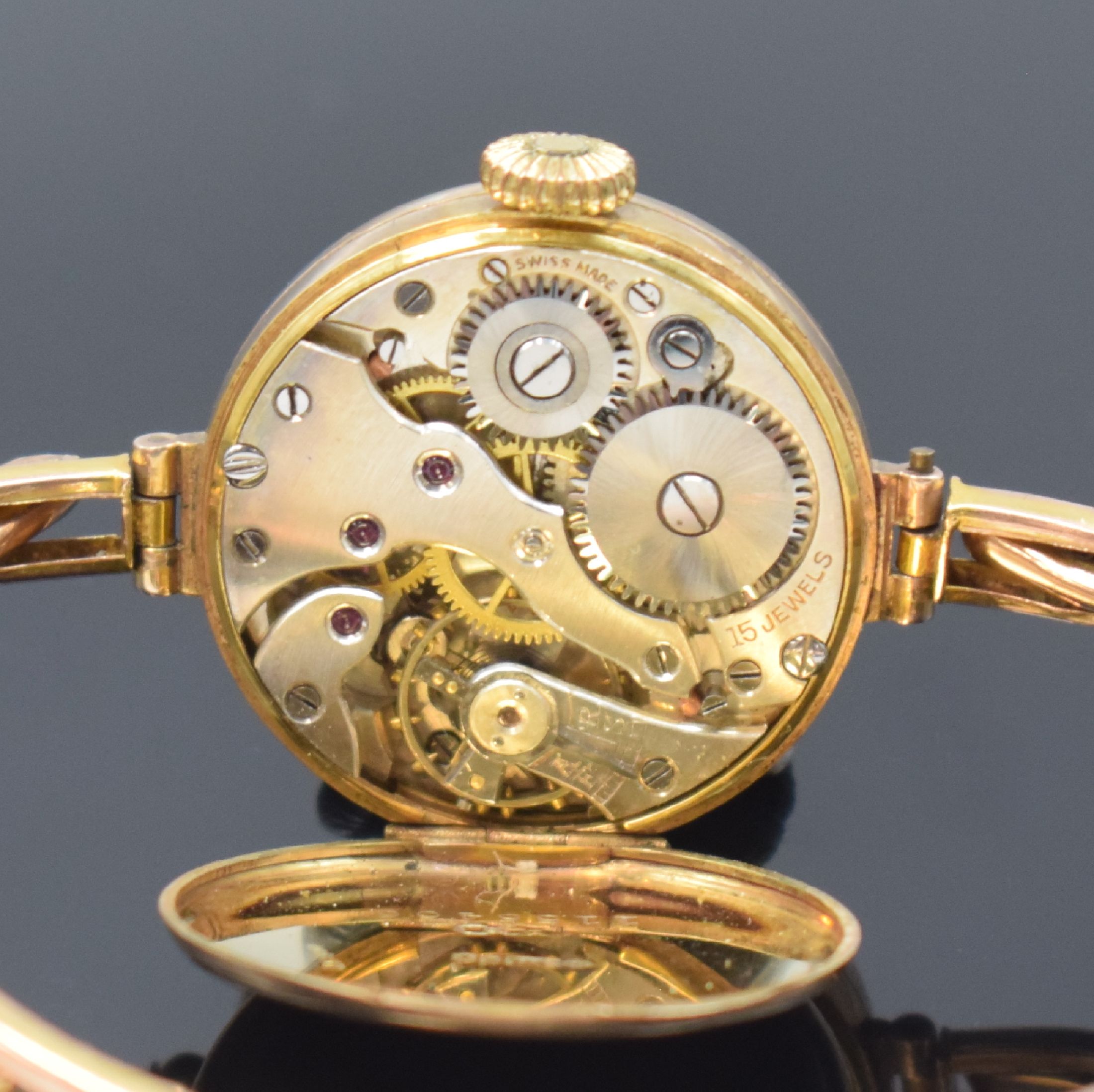 Detail d: Frühe Armbanduhr in GG 375/000 an GG 375/000 Zugband, Schweiz um 1920, Handaufzug, Scharnierboden, Emailzifferbl. m. arab. Zahlen, gebl. Zeiger, kl. ...