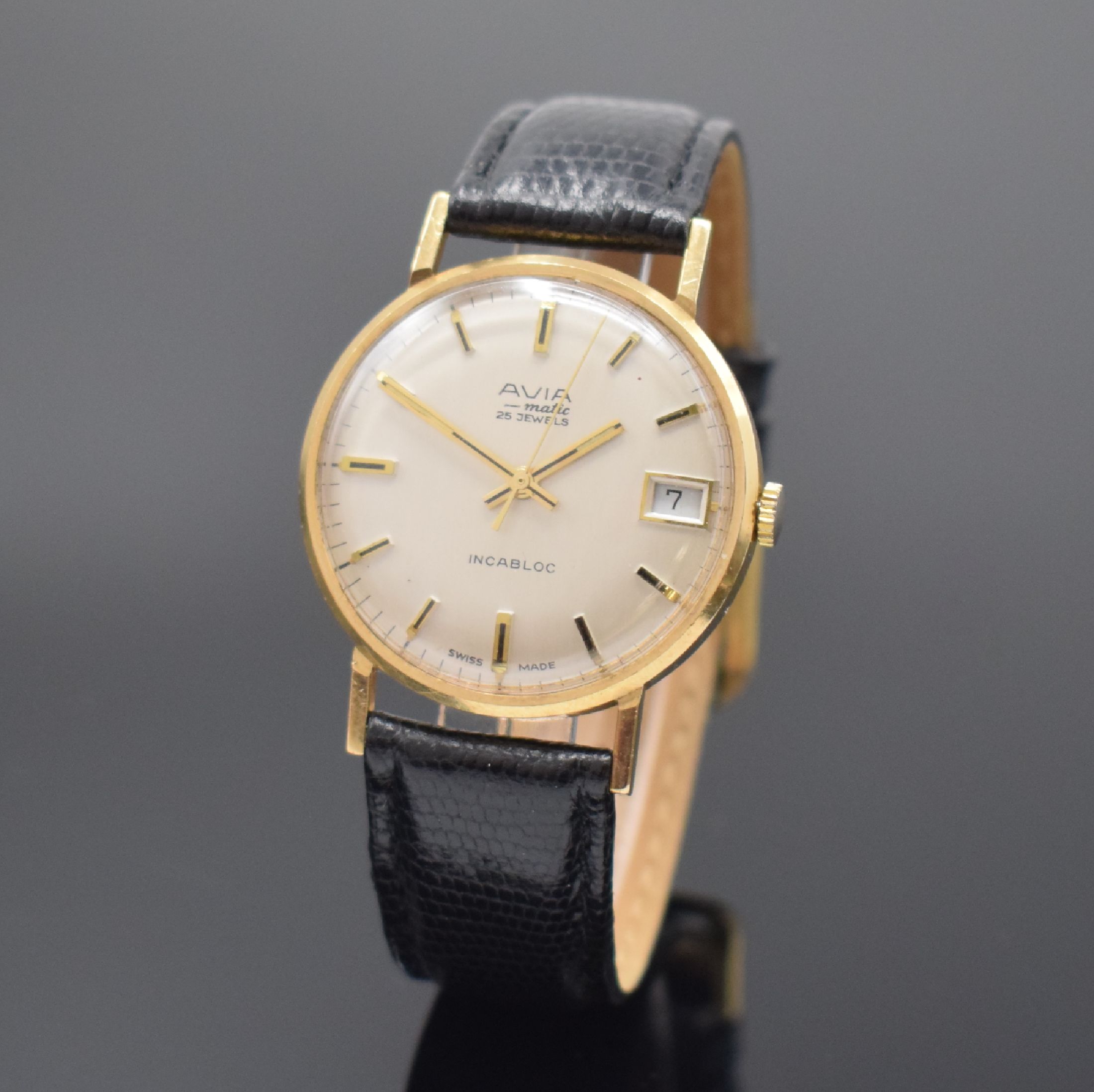 AVIA-Matic Herrenarmbanduhr in GG 375/000, Schweiz / England um 1965, Automatik, 2-tlg. Geh., Boden aufgedr., silb. Zifferbl., gold. Indizes u. ...