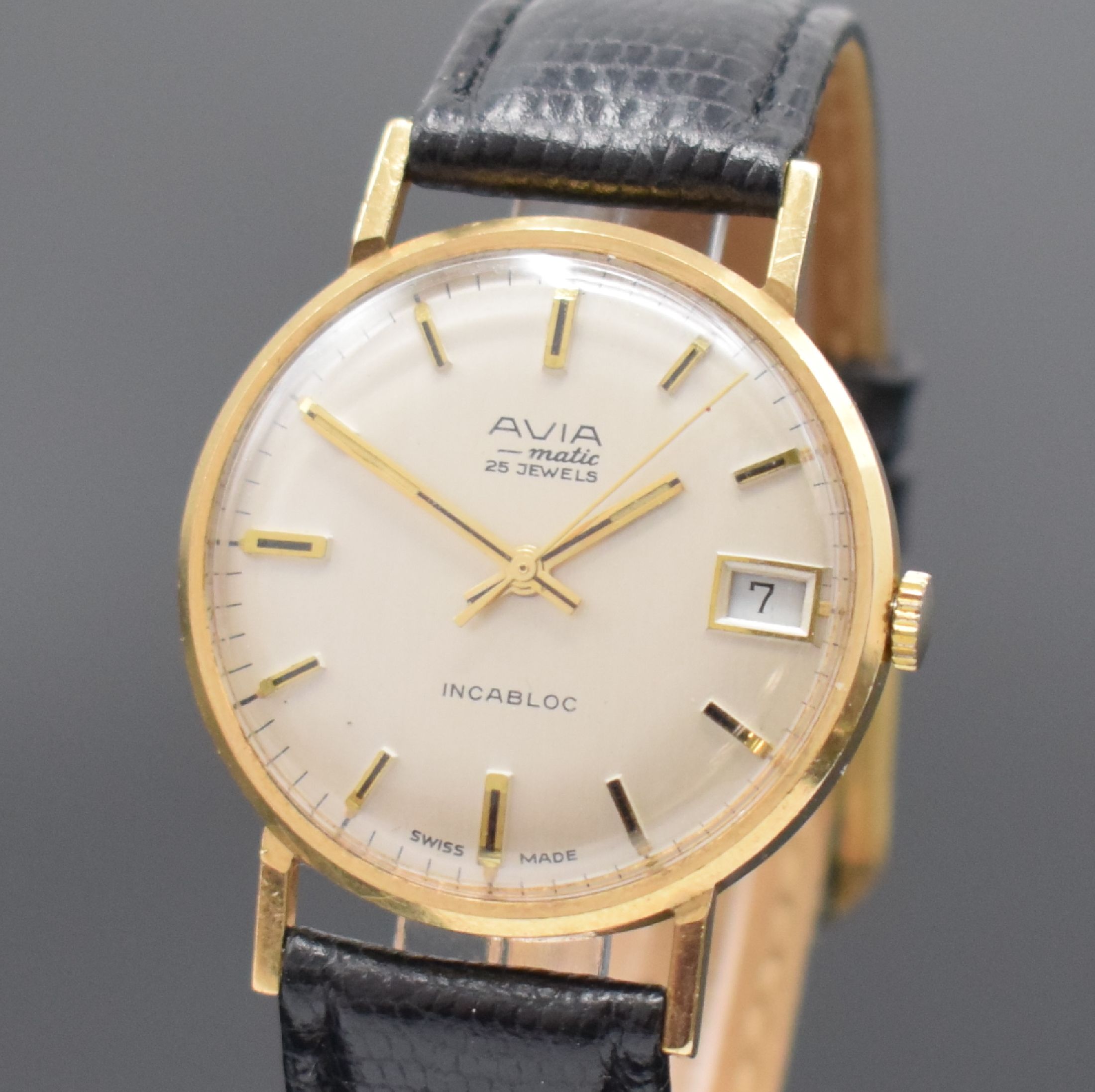 Detail a: AVIA-Matic Herrenarmbanduhr in GG 375/000, Schweiz / England um 1965, Automatik, 2-tlg. Geh., Boden aufgedr., silb. Zifferbl., gold. Indizes u. ...