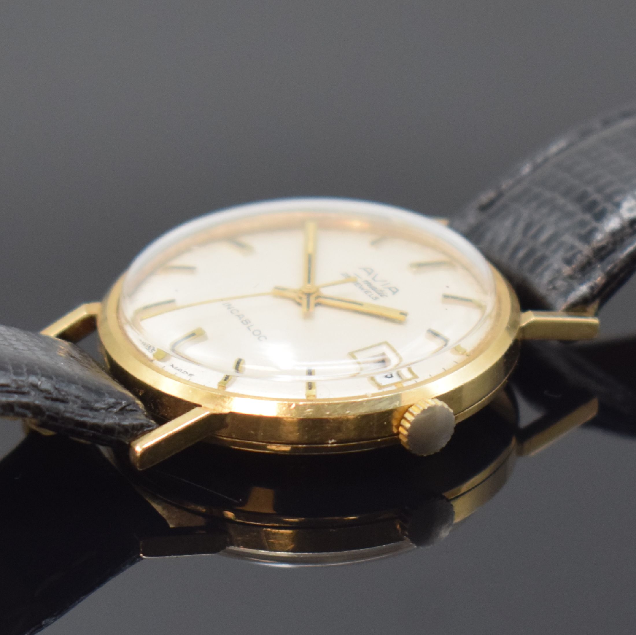 Detail b: AVIA-Matic Herrenarmbanduhr in GG 375/000, Schweiz / England um 1965, Automatik, 2-tlg. Geh., Boden aufgedr., silb. Zifferbl., gold. Indizes u. ...