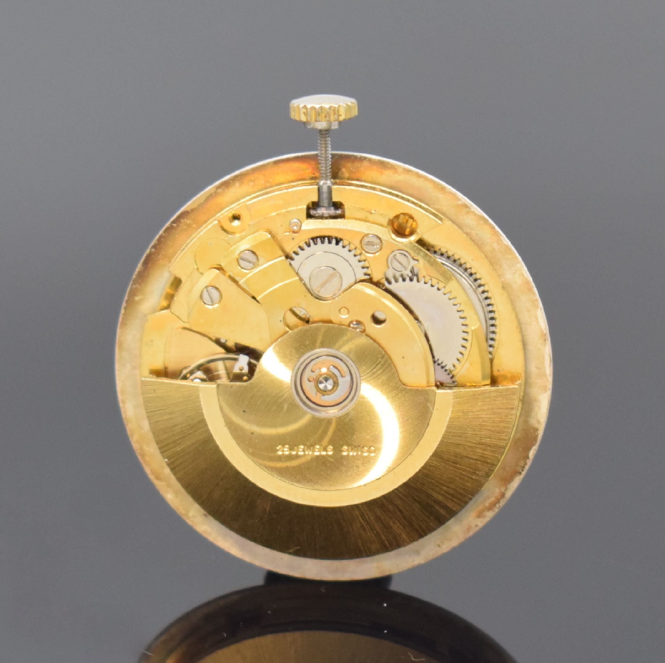 Detail d: AVIA-Matic Herrenarmbanduhr in GG 375/000, Schweiz / England um 1965, Automatik, 2-tlg. Geh., Boden aufgedr., silb. Zifferbl., gold. Indizes u. ...