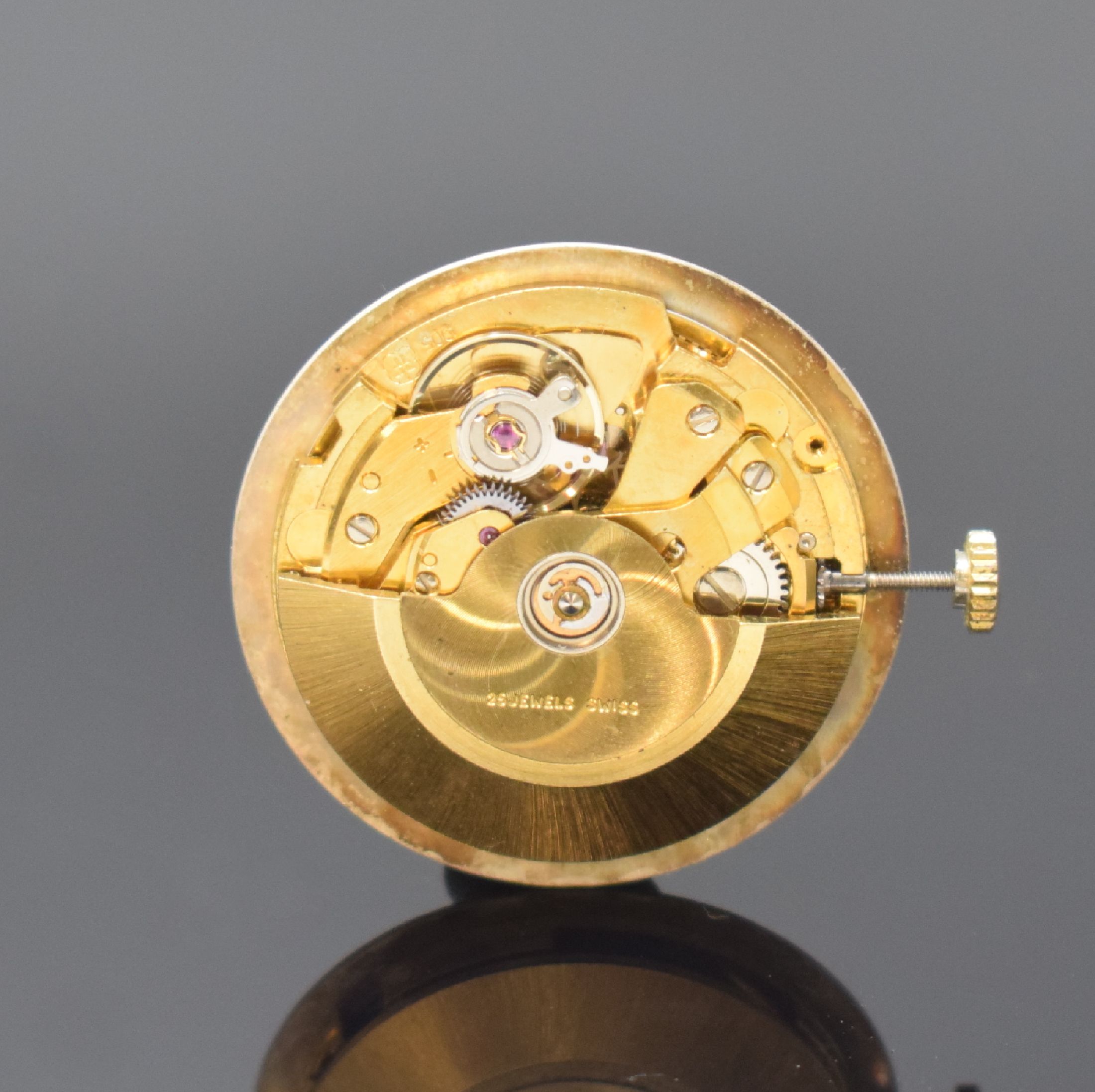 Detail e: AVIA-Matic Herrenarmbanduhr in GG 375/000, Schweiz / England um 1965, Automatik, 2-tlg. Geh., Boden aufgedr., silb. Zifferbl., gold. Indizes u. ...