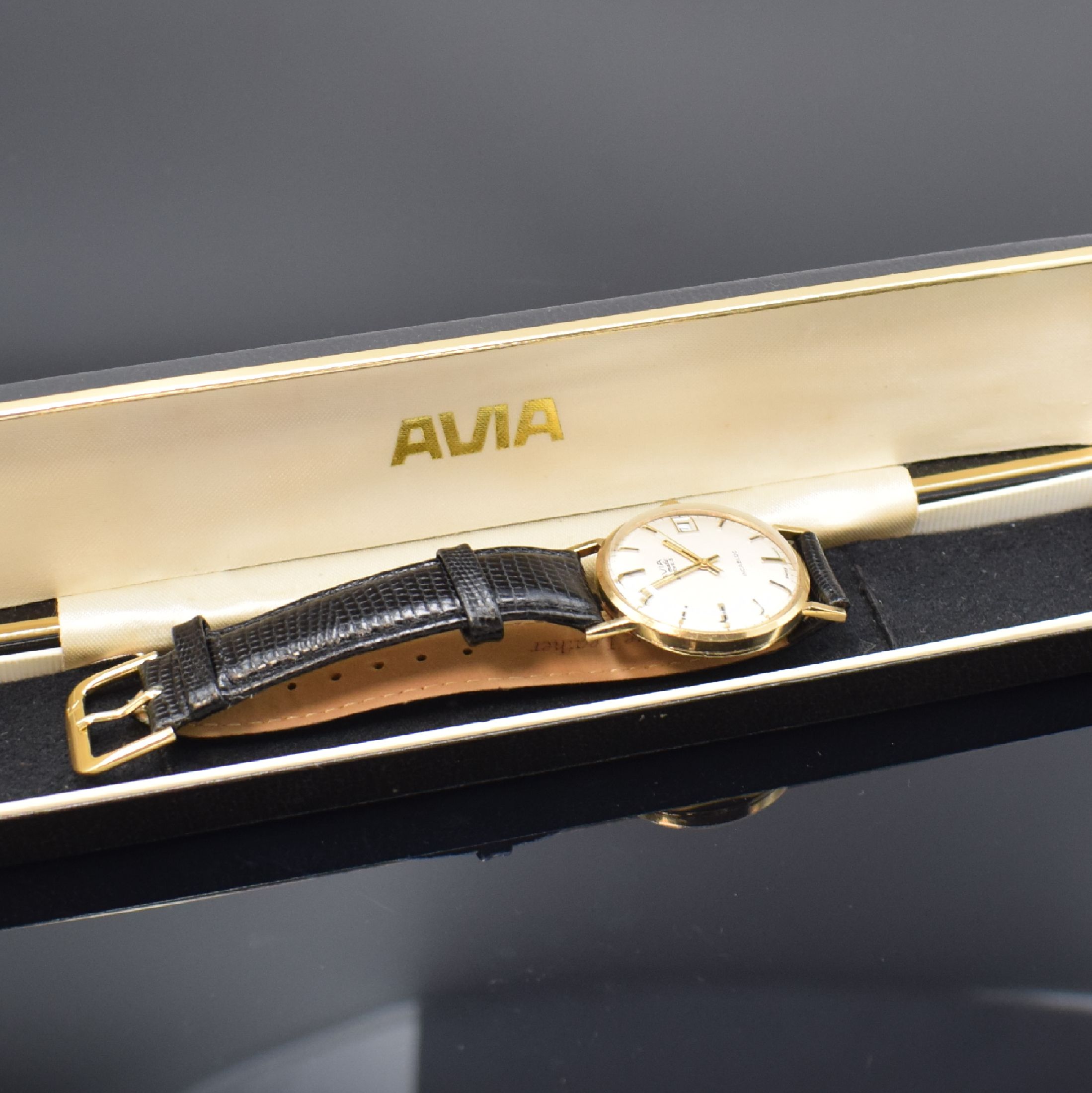 Detail g: AVIA-Matic Herrenarmbanduhr in GG 375/000, Schweiz / England um 1965, Automatik, 2-tlg. Geh., Boden aufgedr., silb. Zifferbl., gold. Indizes u. ...