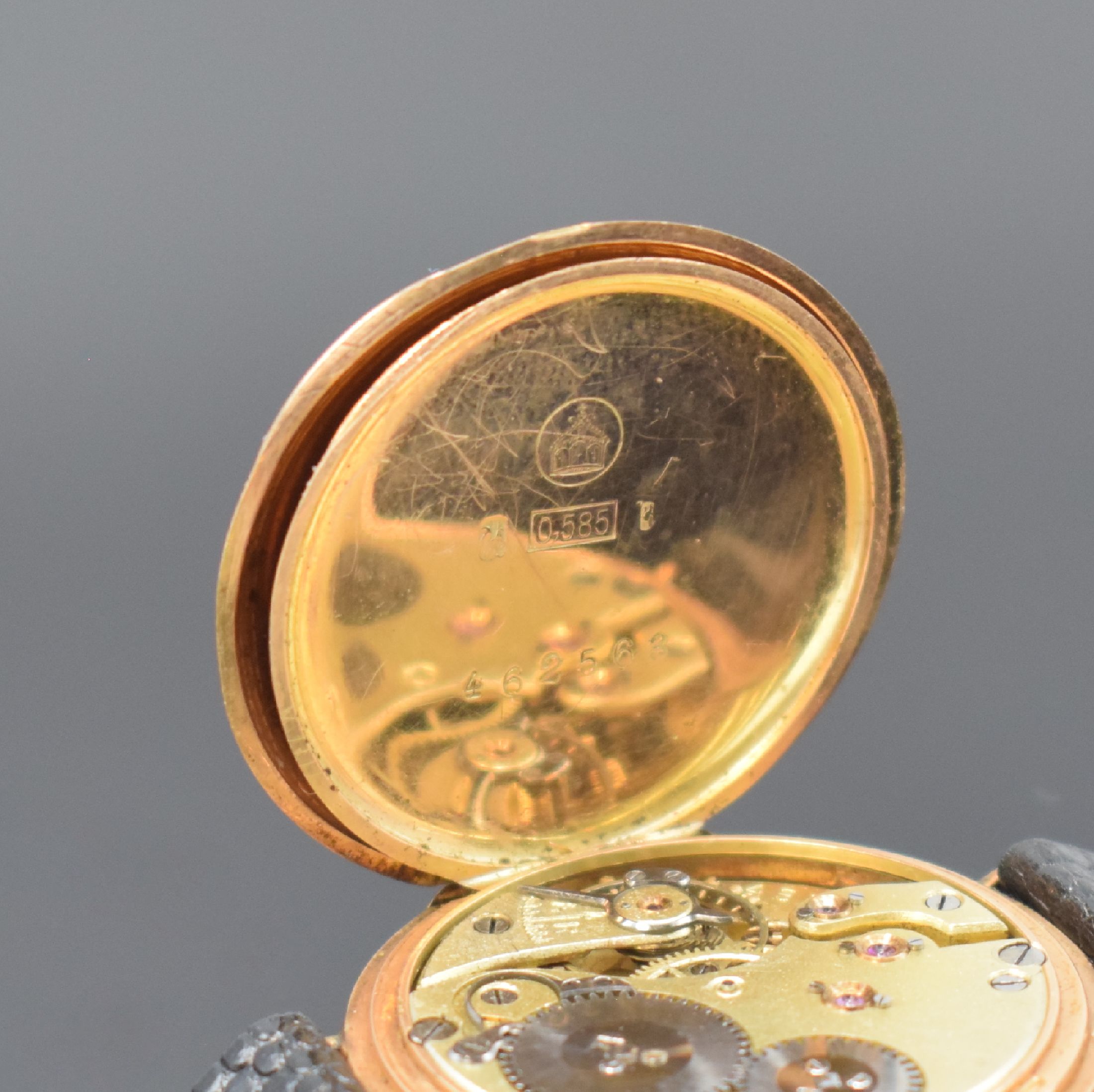Detail e: IWC umgebaute Savonette in GG 585/000, Schweiz um 1910, 3-Deckel Goldgeh. dell., guill. Rückdeckel, Zeigerst. unter Sprungdeckel, 2 tlg.-Zifferbl. ...