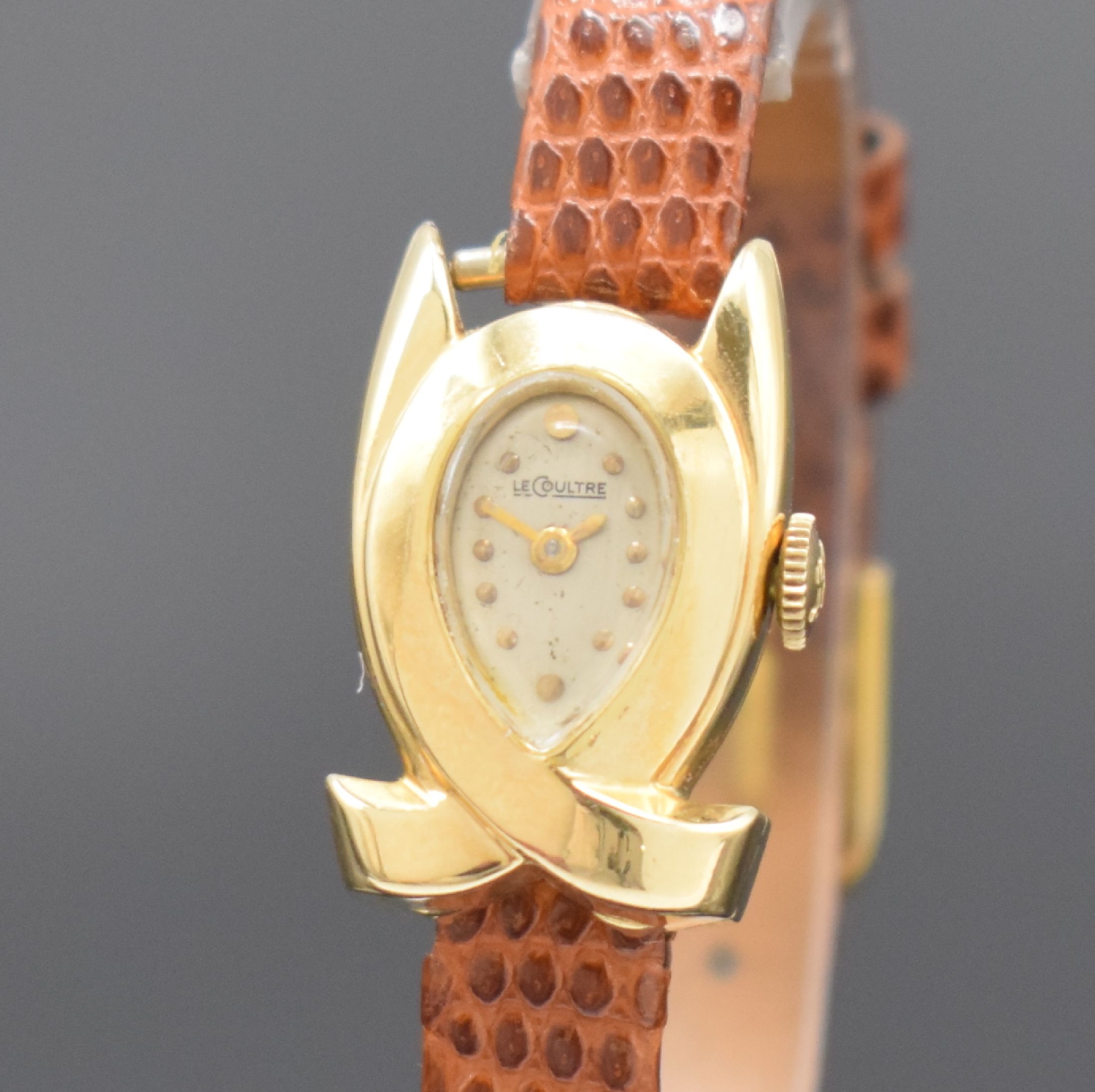 Detail a: LeCoultre seltene Damenarmbanduhr in Form einer Schleife in GG 585/000, Schweiz um 1950, Handaufzug, Boden aufgedr., orig. Krone, silb. orig. ...