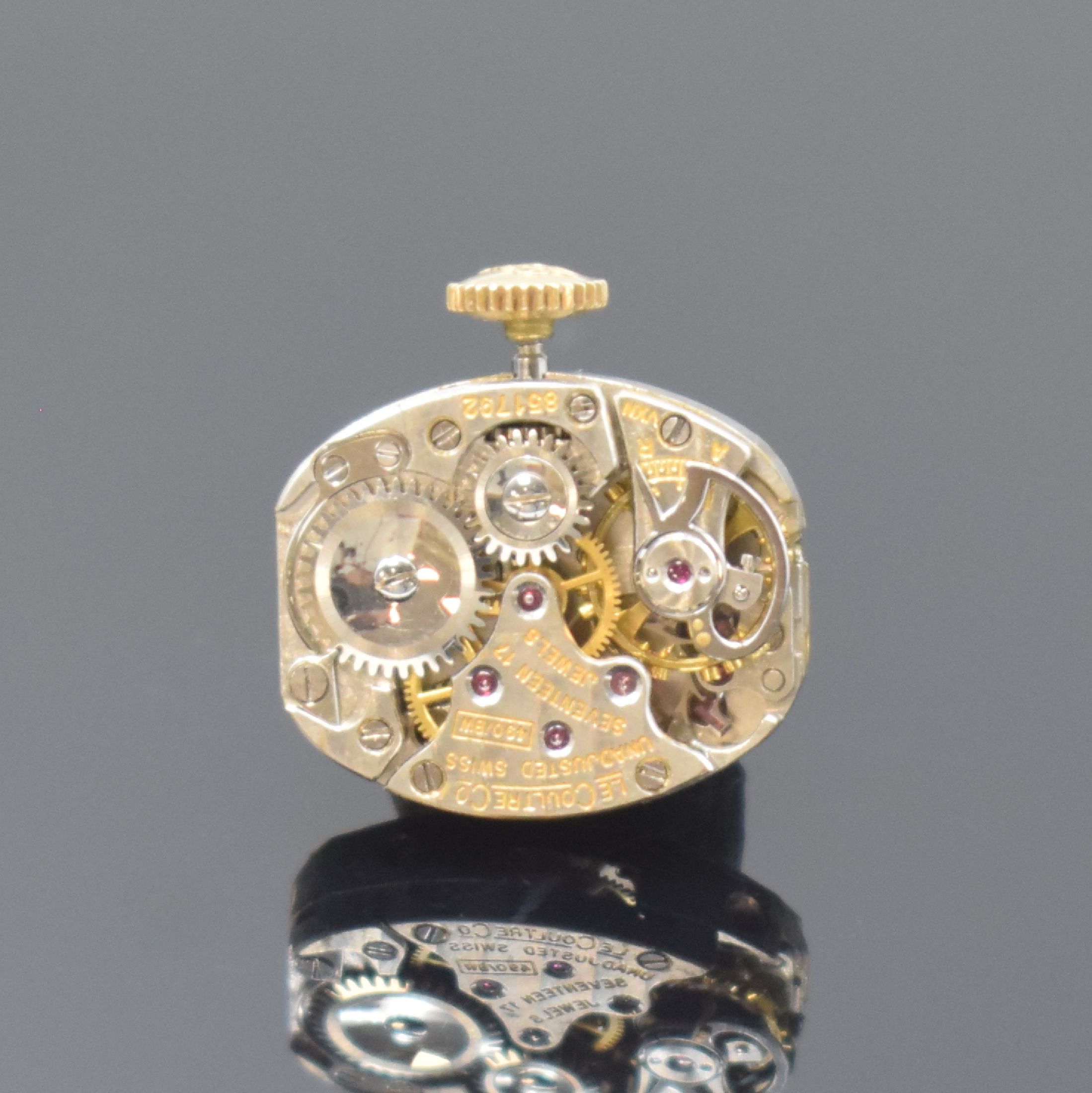 Detail e: LeCoultre seltene Damenarmbanduhr in Form einer Schleife in GG 585/000, Schweiz um 1950, Handaufzug, Boden aufgedr., orig. Krone, silb. orig. ...