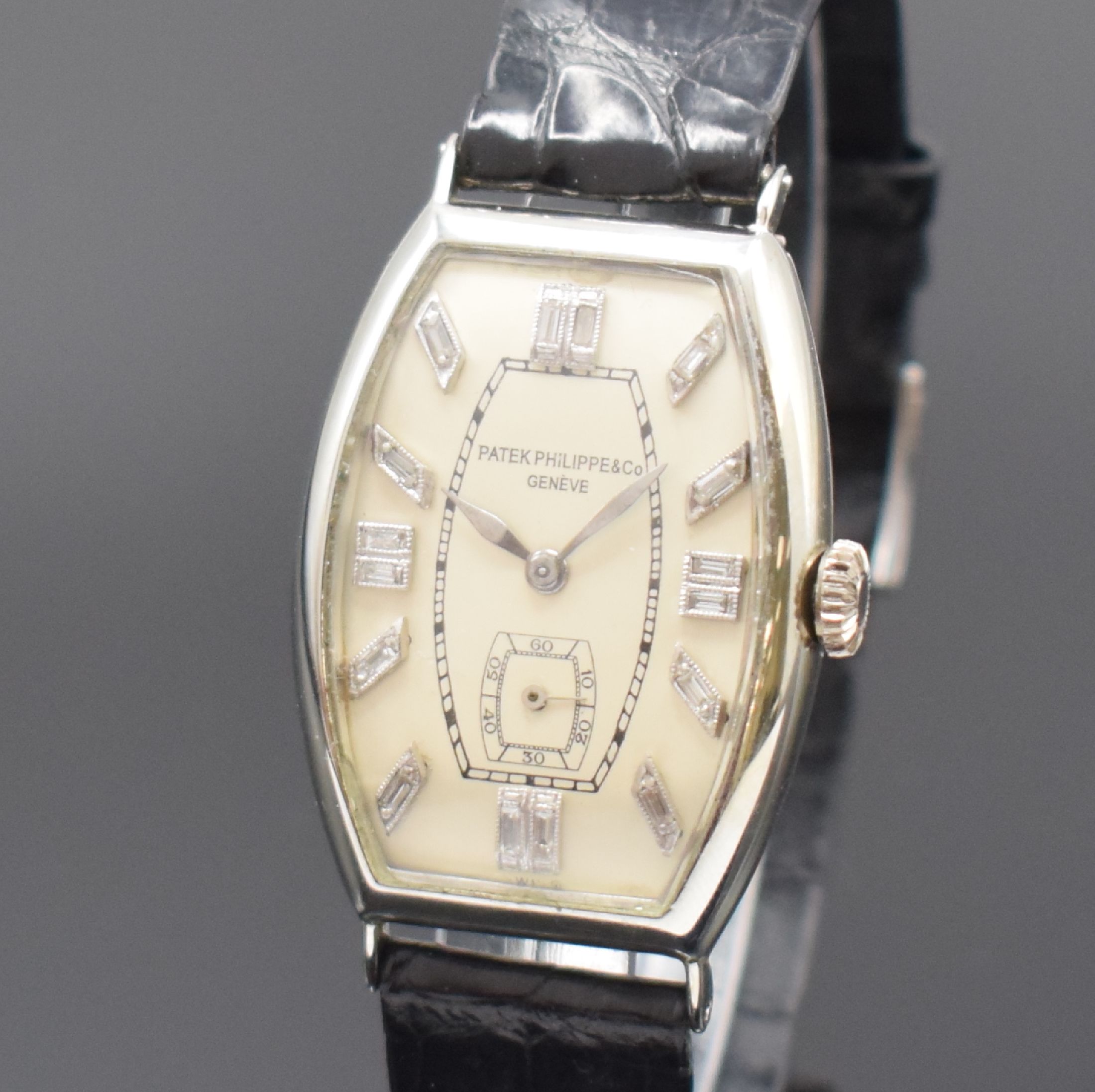 Detail a: PATEK PHILIPPE & Co seltene frühe Armbanduhr in WG 750/000, Schweiz um 1930, Handaufzug, großes tonneauförm. Scharniergeh., silb. Zifferbl. m. ...