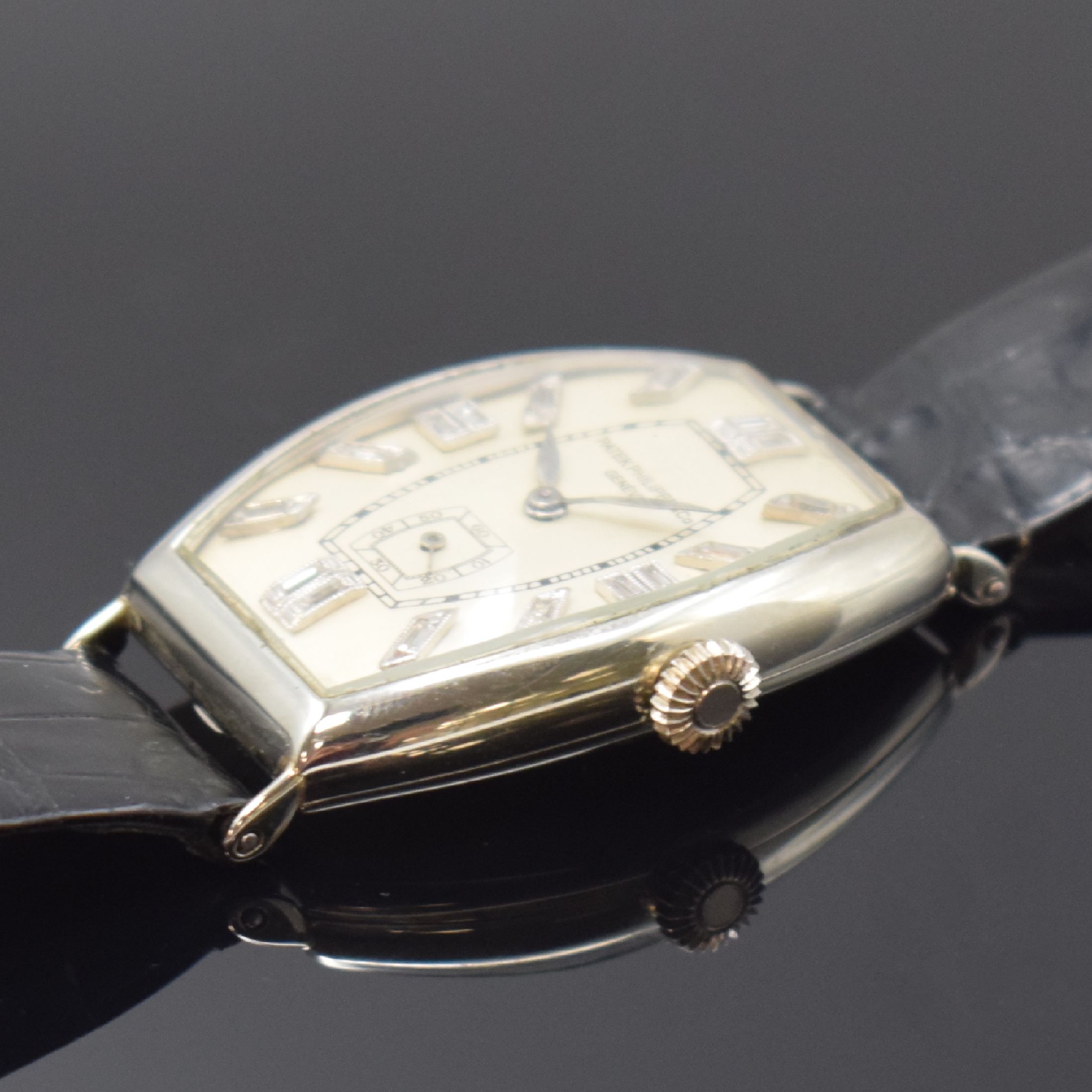 Detail b: PATEK PHILIPPE & Co seltene frühe Armbanduhr in WG 750/000, Schweiz um 1930, Handaufzug, großes tonneauförm. Scharniergeh., silb. Zifferbl. m. ...