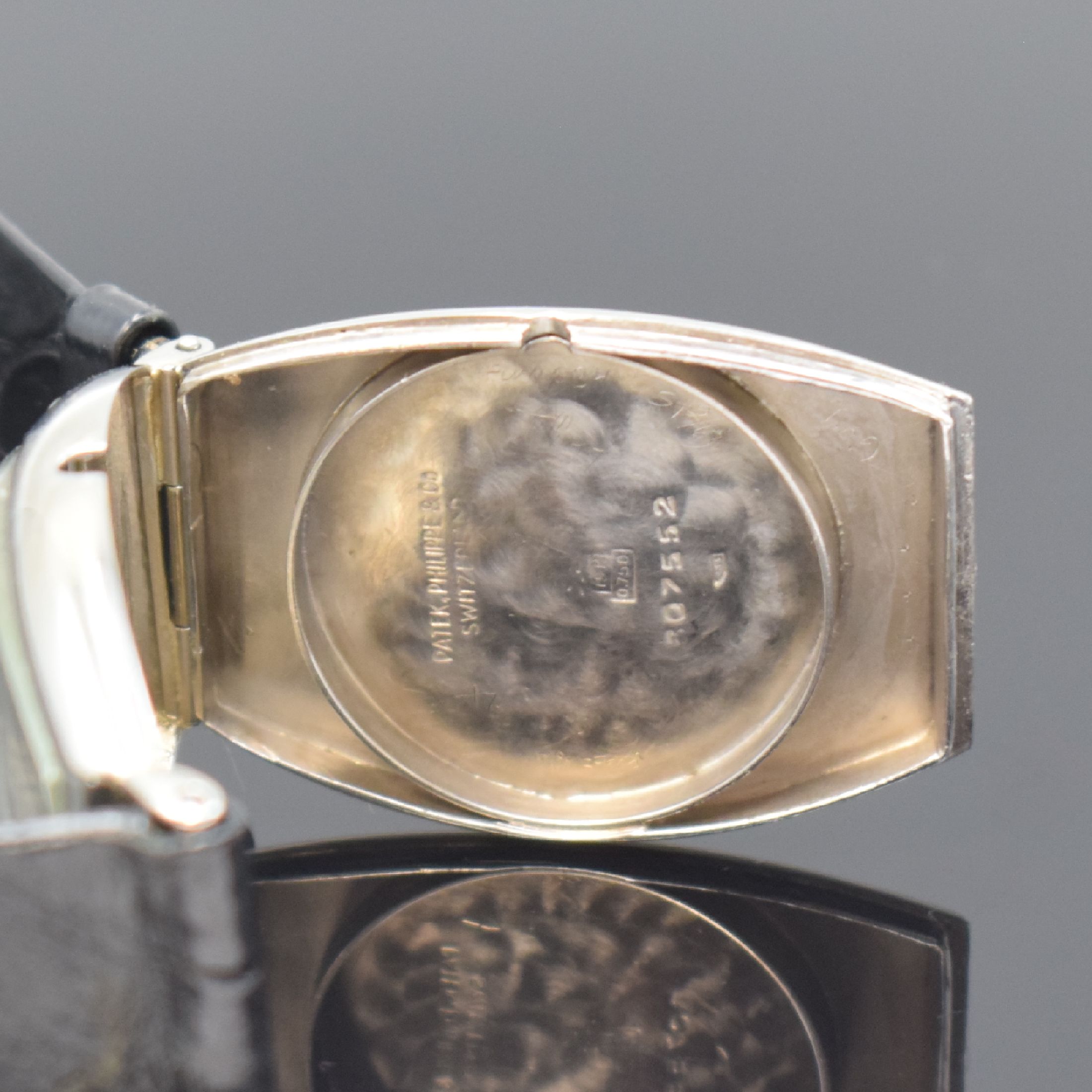 Detail d: PATEK PHILIPPE & Co seltene frühe Armbanduhr in WG 750/000, Schweiz um 1930, Handaufzug, großes tonneauförm. Scharniergeh., silb. Zifferbl. m. ...
