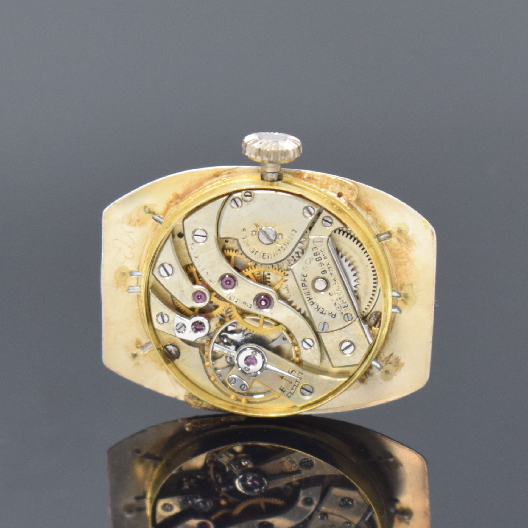 Detail e: PATEK PHILIPPE & Co seltene frühe Armbanduhr in WG 750/000, Schweiz um 1930, Handaufzug, großes tonneauförm. Scharniergeh., silb. Zifferbl. m. ...