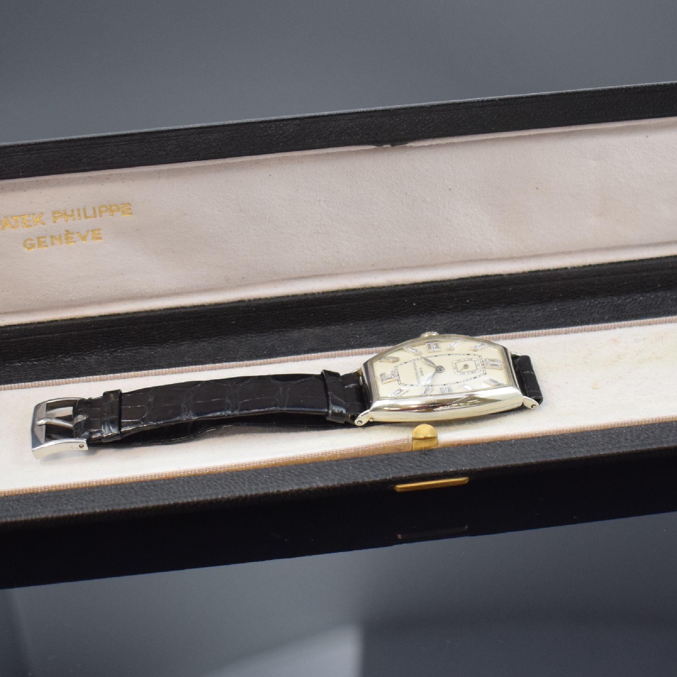 Detail f: PATEK PHILIPPE & Co seltene frühe Armbanduhr in WG 750/000, Schweiz um 1930, Handaufzug, großes tonneauförm. Scharniergeh., silb. Zifferbl. m. ...