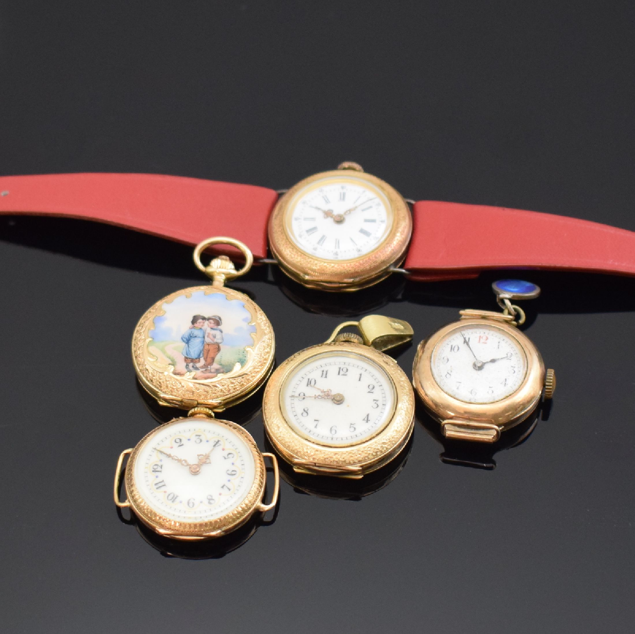 4 Damentaschenuhren teils umgebaut zu Armbanduhren sowie eine frühe Damenarmbanduhr um 1920 in GG 585/000, 750/000 und 375/000, Schweiz um 1900, ...