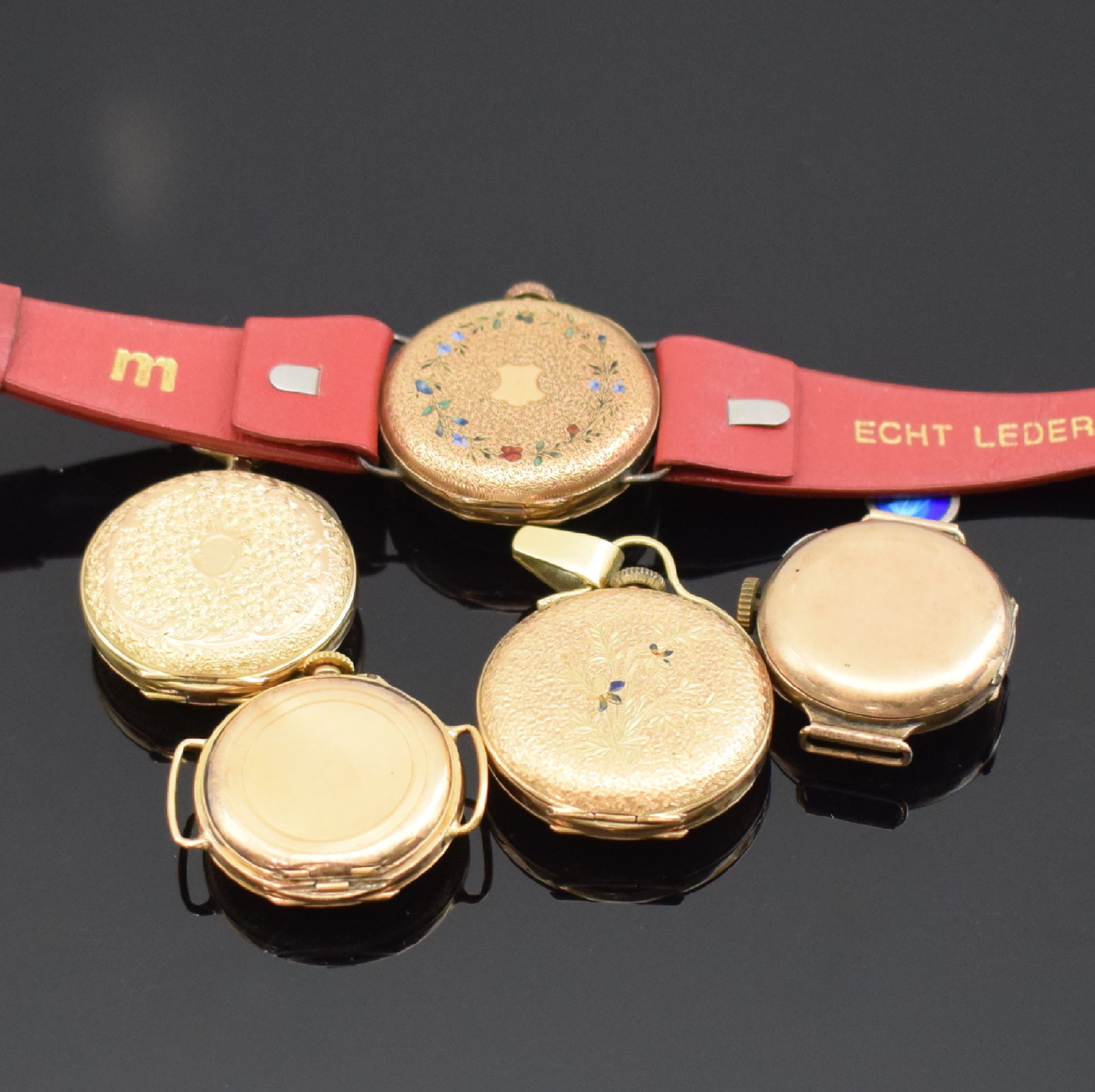 Detail a: 4 Damentaschenuhren teils umgebaut zu Armbanduhren sowie eine frühe Damenarmbanduhr um 1920 in GG 585/000, 750/000 und 375/000, Schweiz um 1900, ...